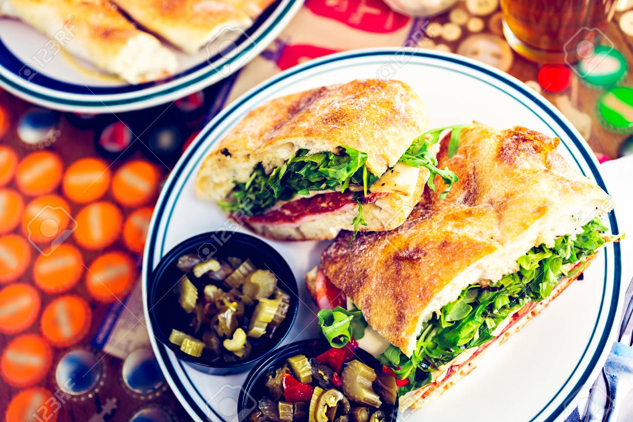 イタリアン レストランで溶けたモッツァレラチーズと新鮮な専門で補助的なサンドイッチ の写真素材 画像素材 Image