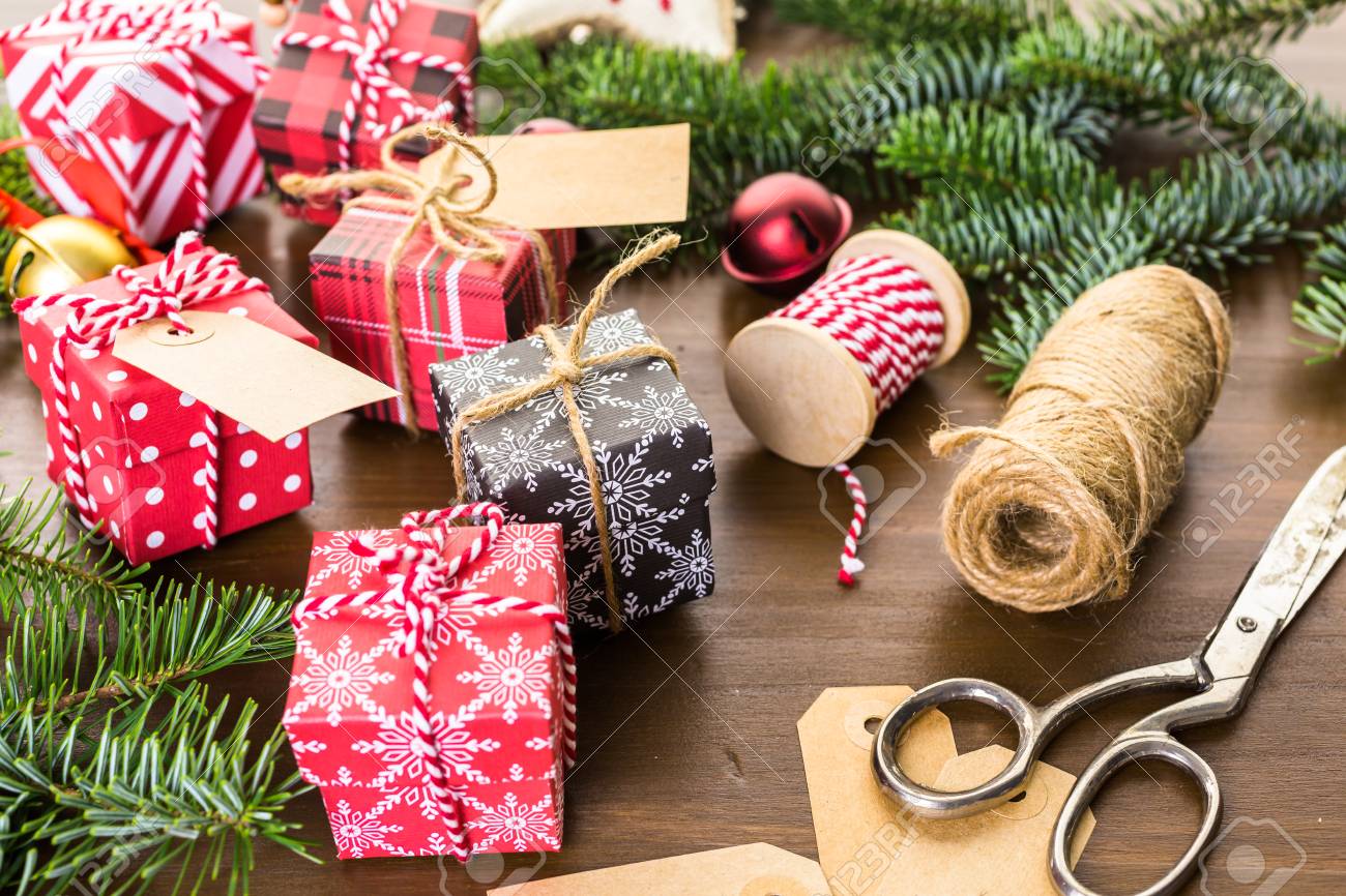 Scatole Per Regali Di Natale.Immagini Stock Avvolgimento Di Cioccolatini Assortiti In Piccole Scatole Per Regali Di Natale Image 49087732