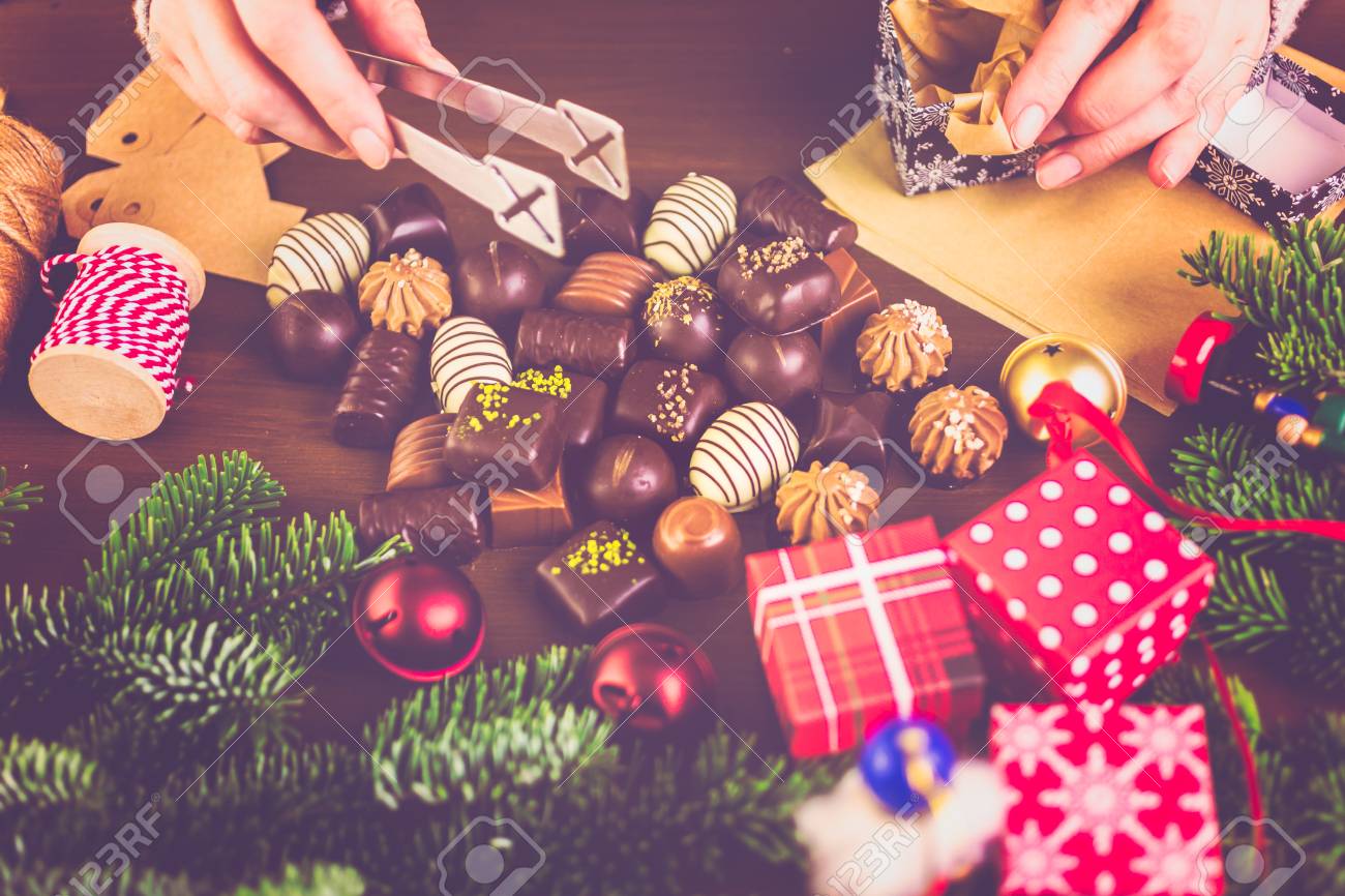 Scatole Per Regali Di Natale.Immagini Stock Avvolgimento Di Cioccolatini Assortiti In Piccole Scatole Per Regali Di Natale Image 49087669