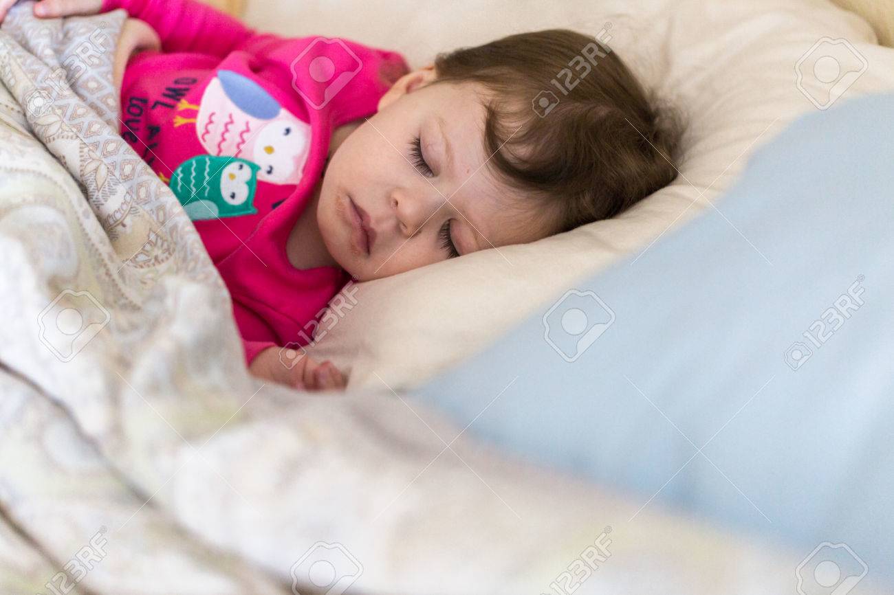 Bebe Fille Qui Dort Dans Son Lit Des Parents Banque D Images Et Photos Libres De Droits Image
