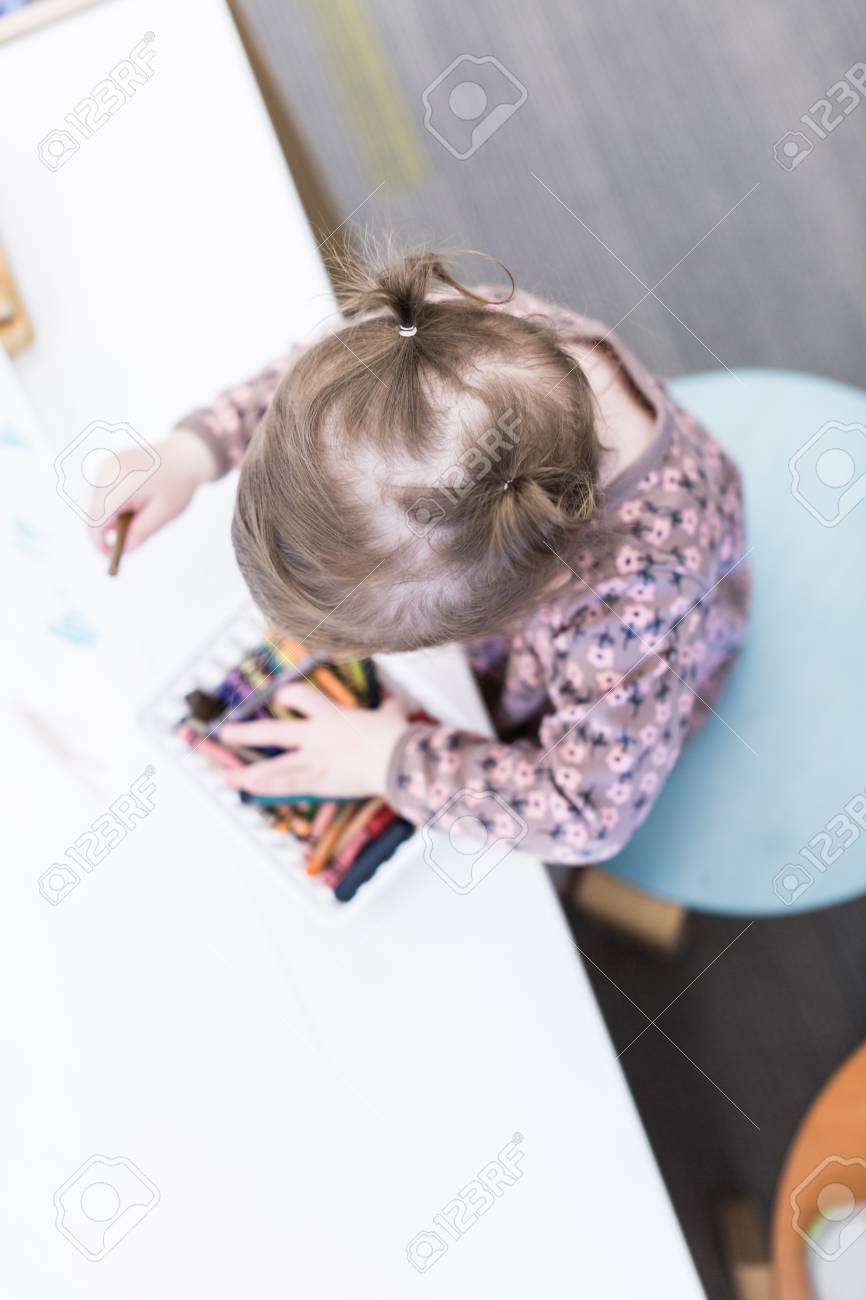 Mignon Bébé Fille Dessin Avec Des Crayons De Couleur