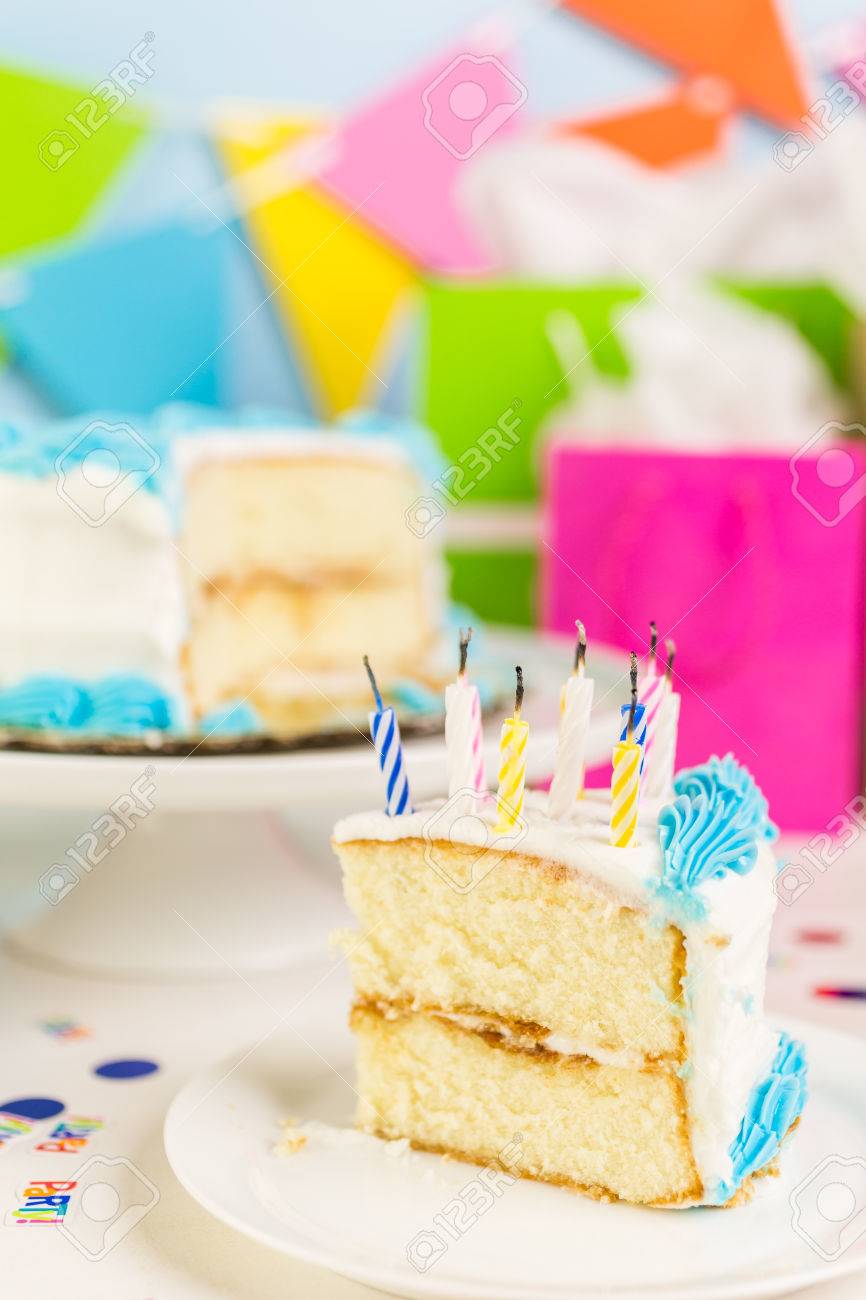 シンプルな白の誕生日ケーキ スライス白とブルーのアイシングで の写真素材 画像素材 Image