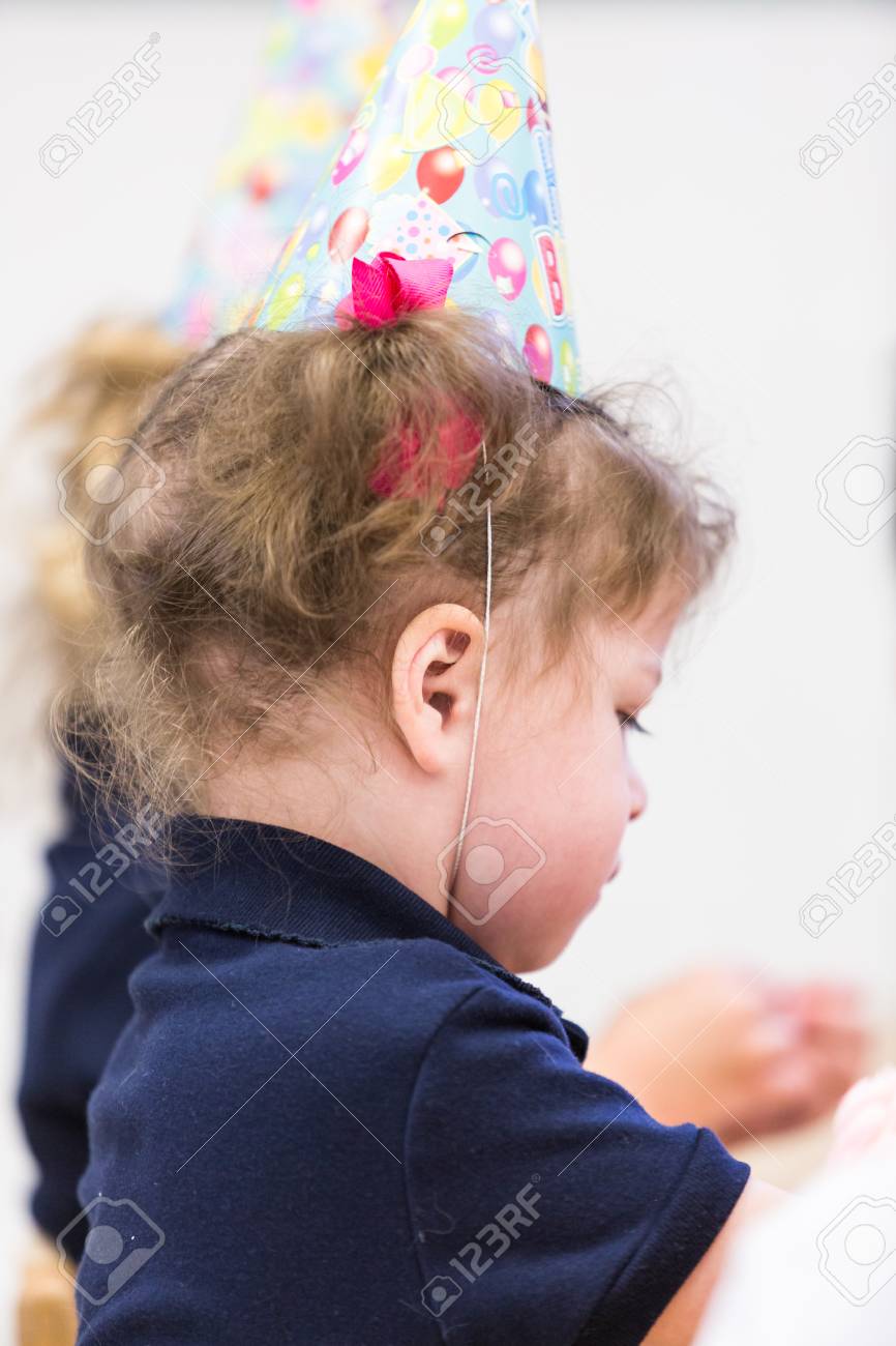かわいい女の子は学校で友達と 3 歳の誕生日を祝います の写真素材 画像素材 Image