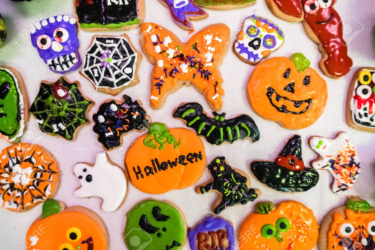 Step By Step Learning How To Make And Decorate Halloween Cookie