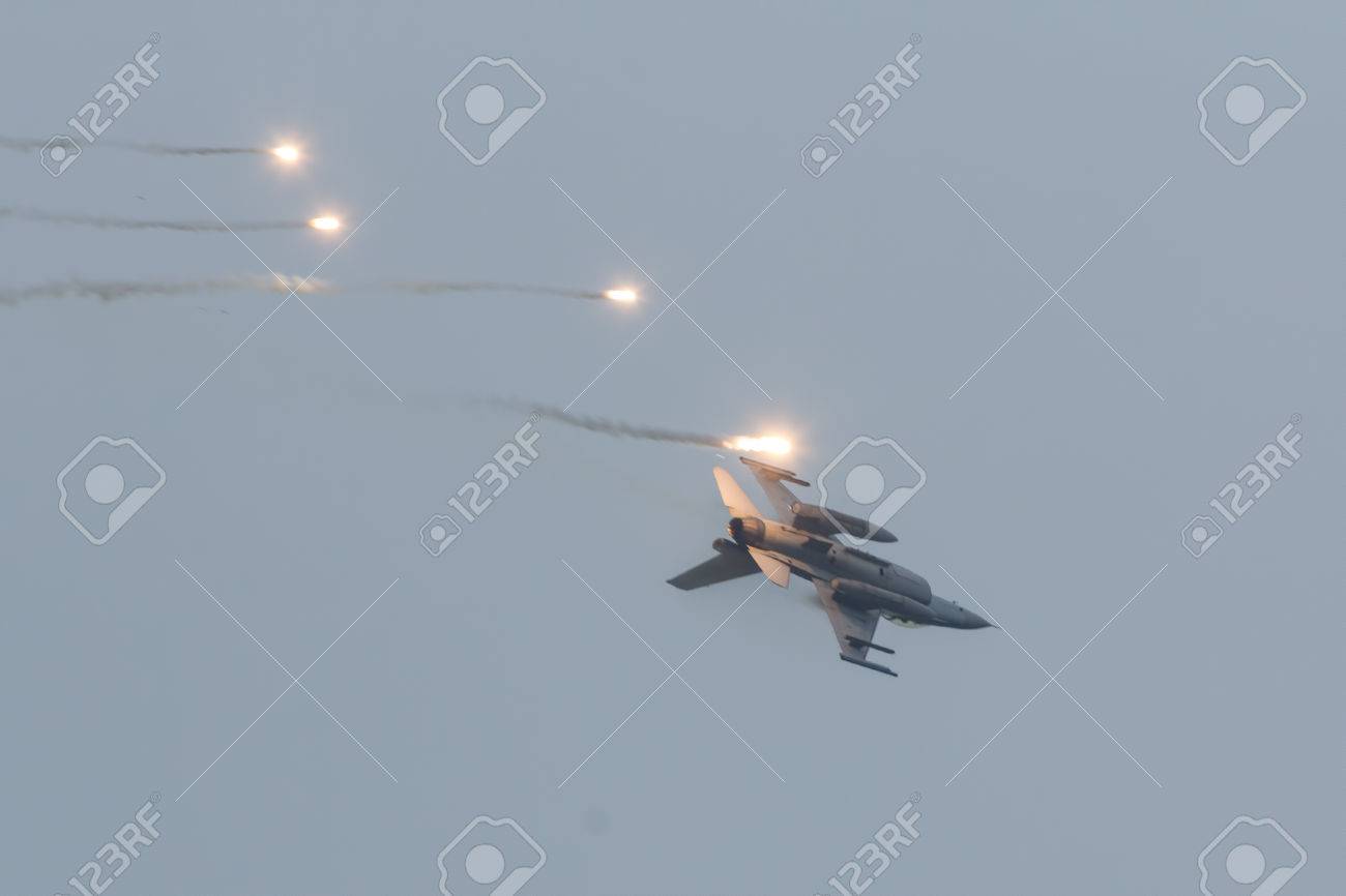 ロッキード F 16 戦闘機のフレアを撮影 の写真素材 画像素材 Image