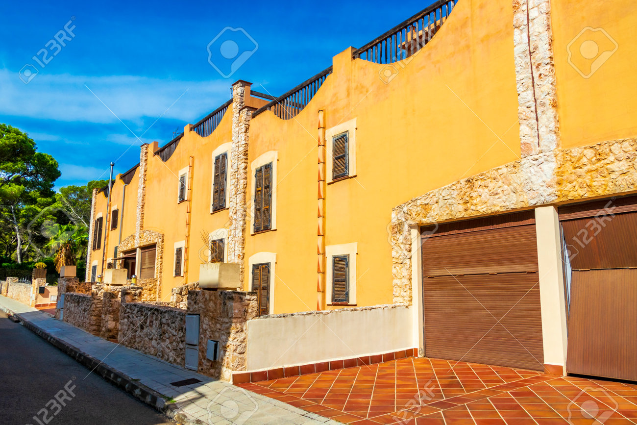 スペインのマヨルカ島の典型的な黄色い家。の写真素材・画像素材