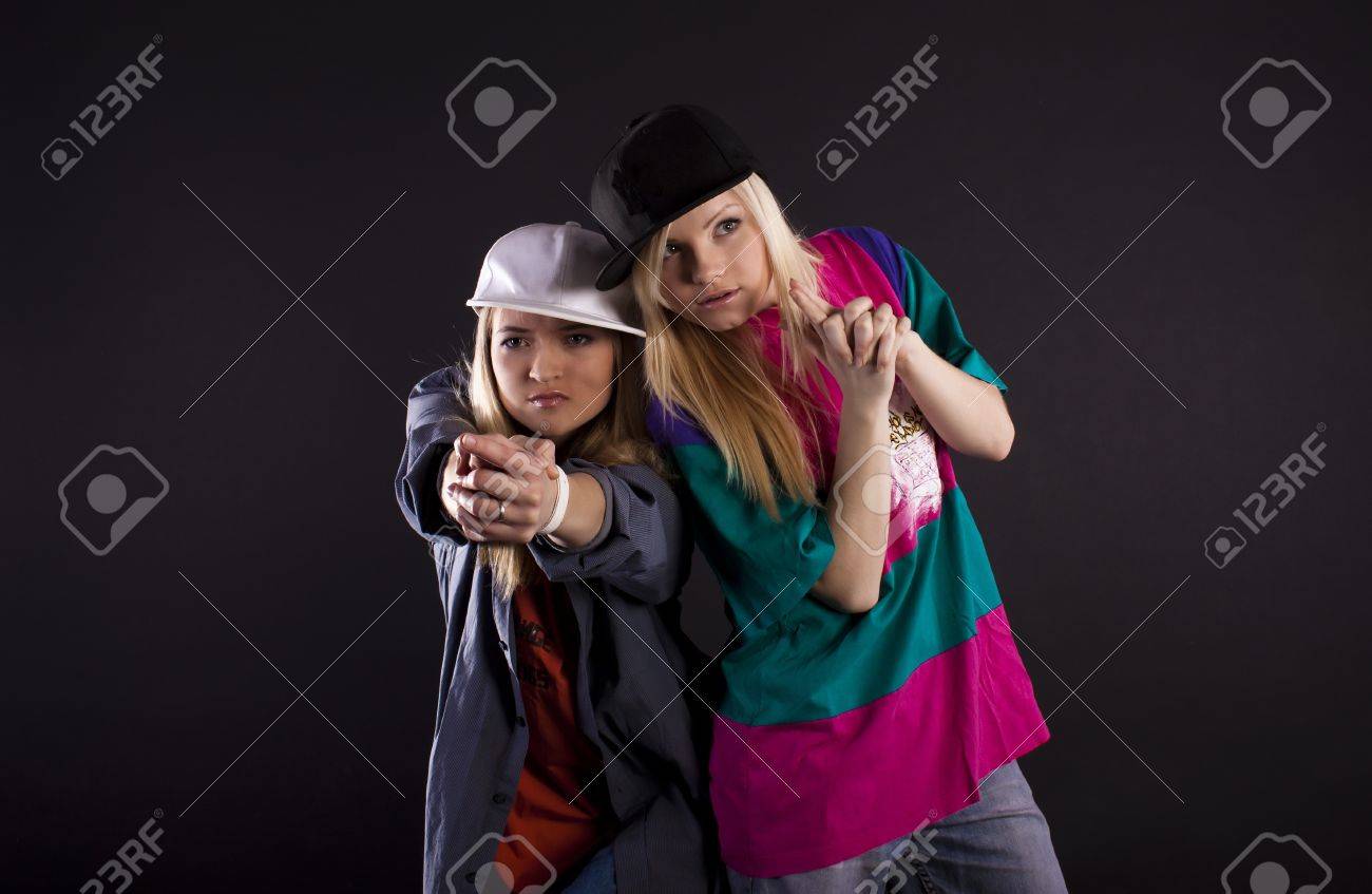 hip-hop-girls-hugging