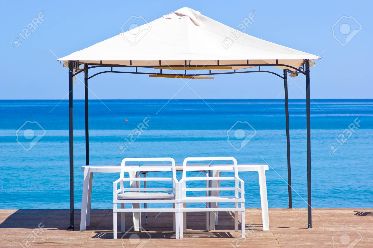 plataforma de madera en la playa con dos sillas y una sombrilla grande foto de archivo with sombrillas de playa grandes - Sombrillas De Playa Grandes plataforma de madera en la playa con dos sillas y una sombrilla grande foto de archivo with sombrillas de playa grandes - Sombrillas De Playa Grandes