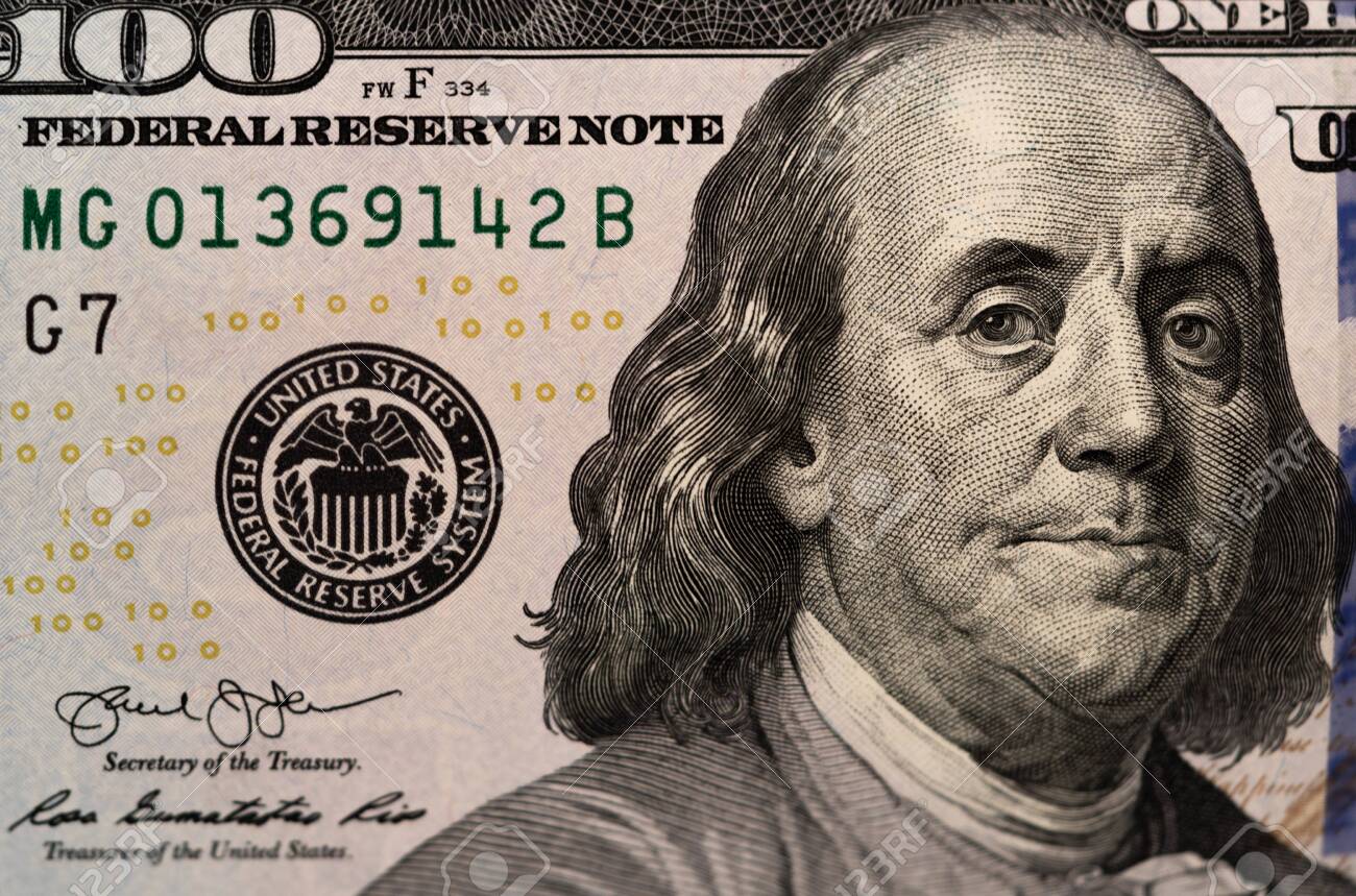 100ドルと1ドル札。ベンジャミンフランクリンのクローズアップ。米ドル