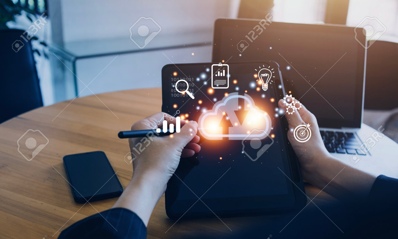 남자는 손에 클라우드 컴퓨팅 다이어그램 쇼와 함께 노트북을 사용합니다. 클라우드 기술. 데이터 저장고. 네트워킹 및 인터넷 서비스  개념. 로열티 무료 사진, 그림, 이미지 그리고 스톡포토그래피. Image 197642567