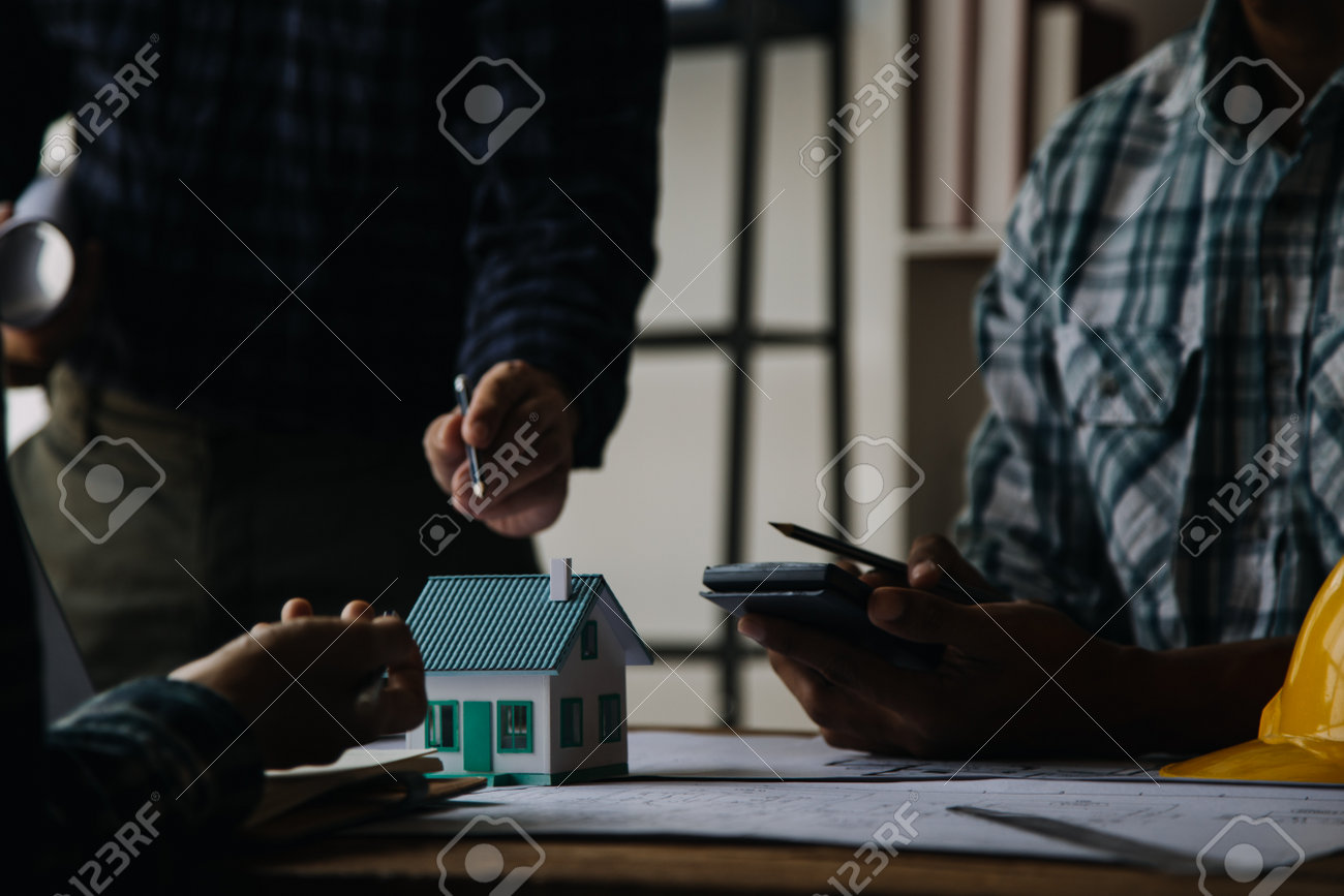 Concepto de construcción y estructura del dibujo de trabajo del ingeniero en la reunión de planos para el proyecto que trabaja con un socio en la construcción de modelos y herramientas de ingeniería en el lugar de trabajo, concepto de construcción - 200647693 Concepto de construcción y estructura del dibujo de trabajo del ingeniero en la reunión de planos para el proyecto que trabaja con un socio en la construcción de modelos y herramientas de ingeniería en el lugar de trabajo, concepto de construcción - 200647693