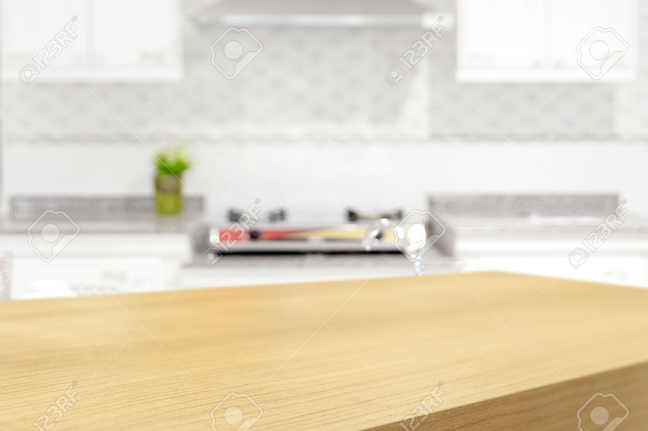 Mesa De Madera Vacía Y El Fondo De La Cocina Borrosa, Exhibición Del ... Mesa De Madera Vacía Y El Fondo De La Cocina Borrosa, Exhibición Del ...