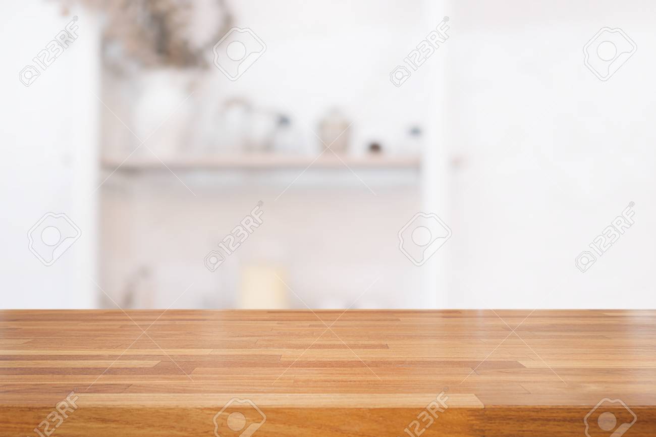 Mesa De Madera Vacía Y El Fondo De La Cocina Moderna Con Estantería ... Mesa De Madera Vacía Y El Fondo De La Cocina Moderna Con Estantería ...