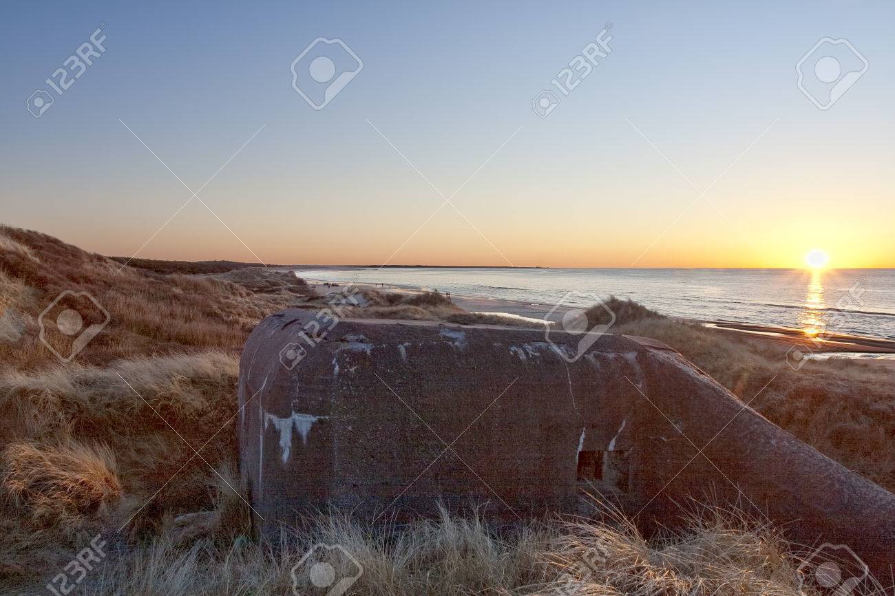 デンマークのユトランド半島の西海岸のビーチの夕日 前に第二次世界大戦のバンカー の写真素材 画像素材 Image