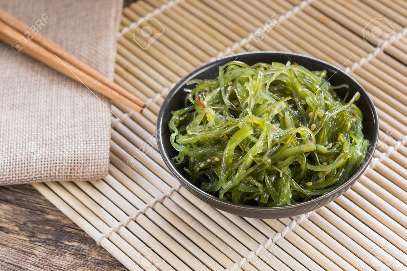 Immagini Stock Insalata Di Alga Wakame In Un Piatto Di Ceramica Sulla Stuoia Di Bambu Popolare E Delizioso Antipasto Di Cibo Giapponese Image 90777622