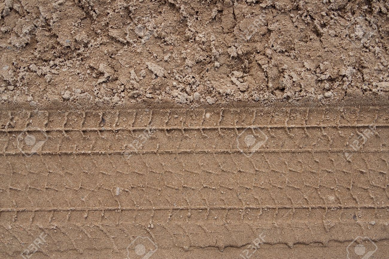 汚れの国の道路上の車の痕跡 テクスチャです バック グラウンド の写真素材 画像素材 Image