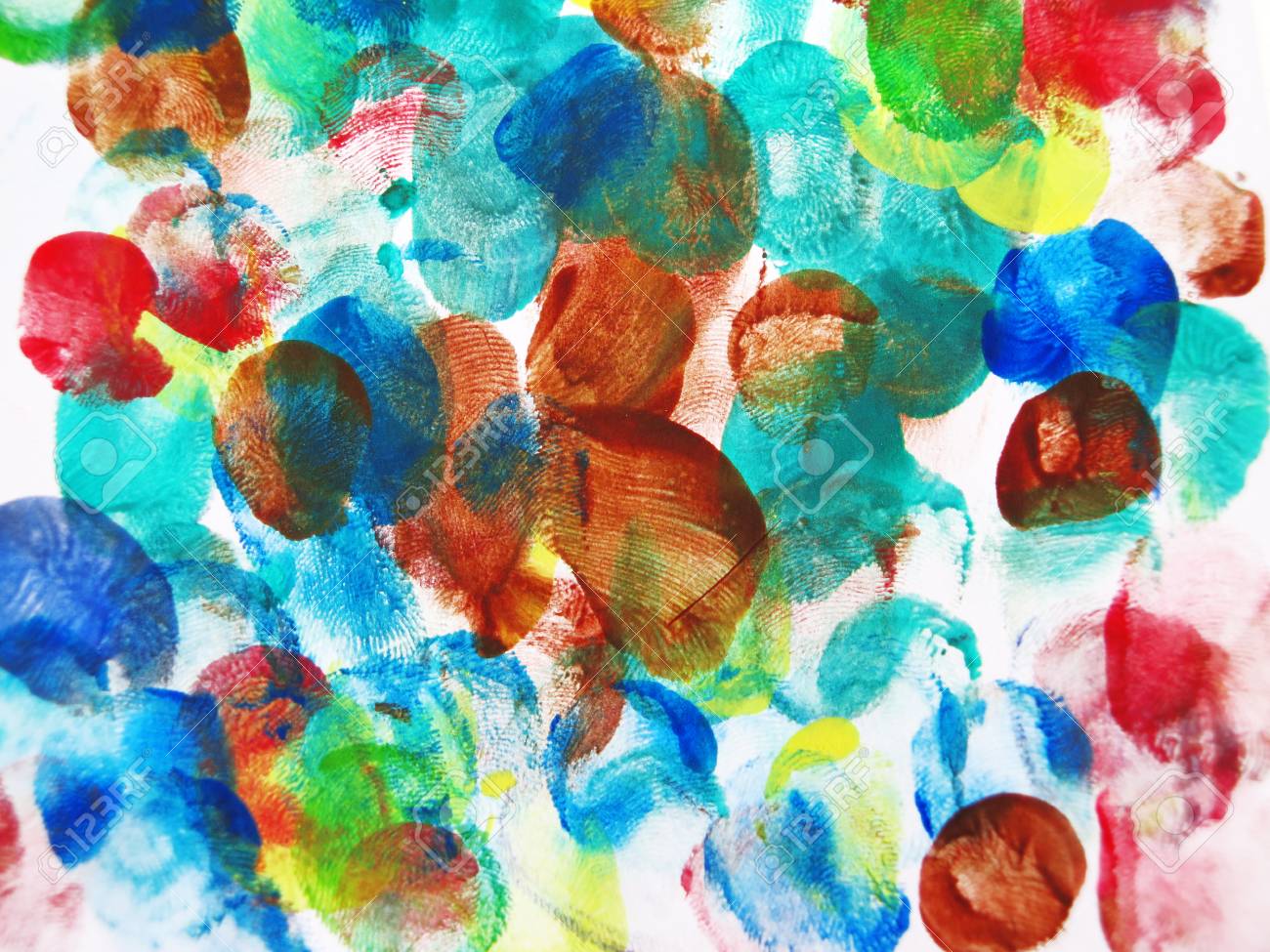 水彩画の背景を描いたカラフルな抽象的な指紋の写真素材・画像素材  