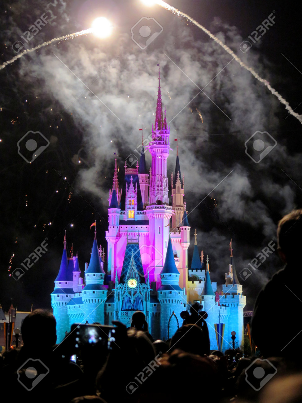 有名な願い夜間壮大なフロリダ州オーランドのディズニー魔法の王国城での上で花火 2 月 7 15 の写真素材 画像素材 Image