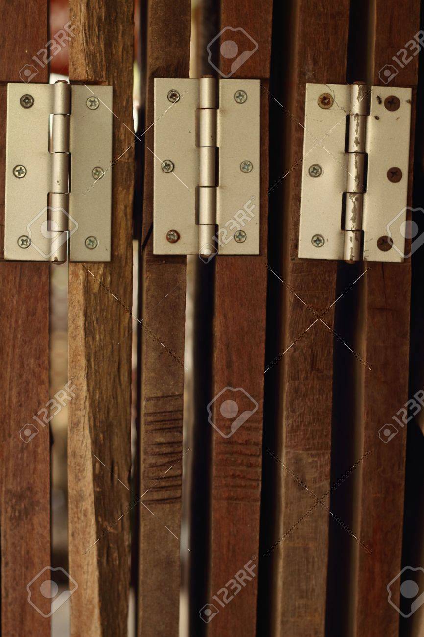 Alte Tur Scharnier Auf Holztur Lizenzfreie Fotos Bilder Und Stock Fotografie Image 41014977
