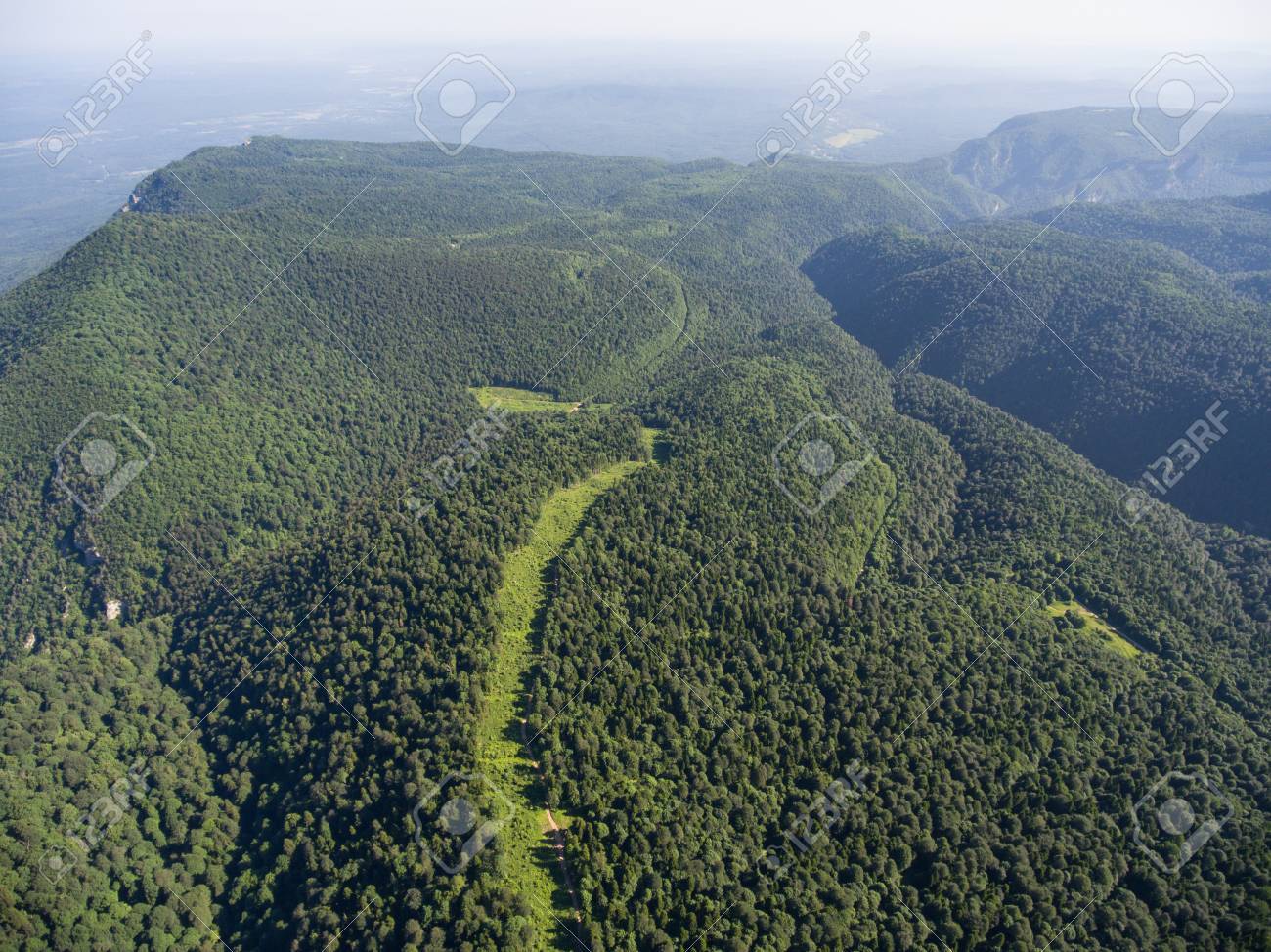 航空写真 山の尾根には 森林が覆われています 森の中の道 山の風景 コーカサス の写真素材 画像素材 Image 航空写真 山の尾根には 森林が覆われています 森の中の道 山の風景 コーカサス の写真素材 画像素材 Image