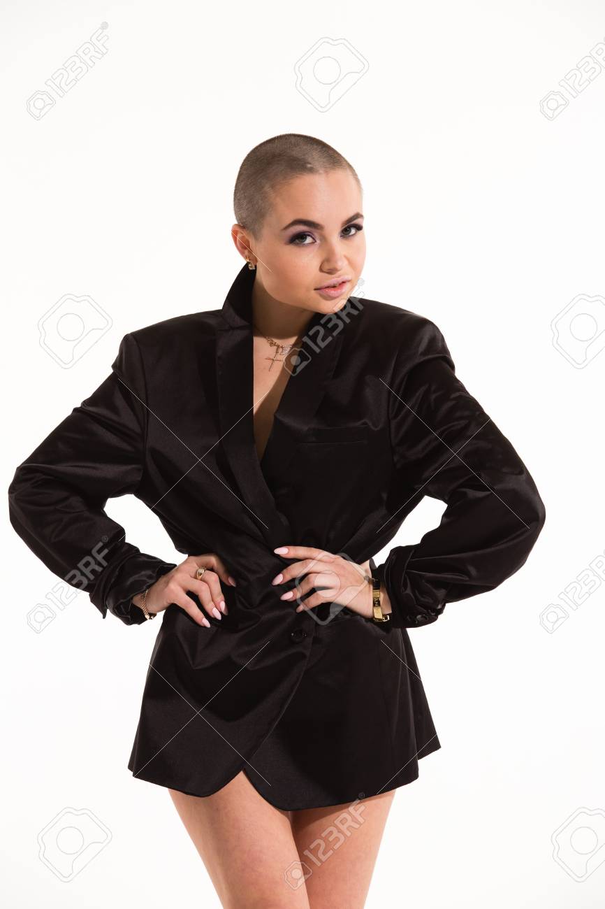Woman shaves head nude — img 2