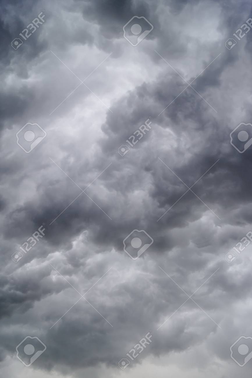 begins a strong thunderstorm