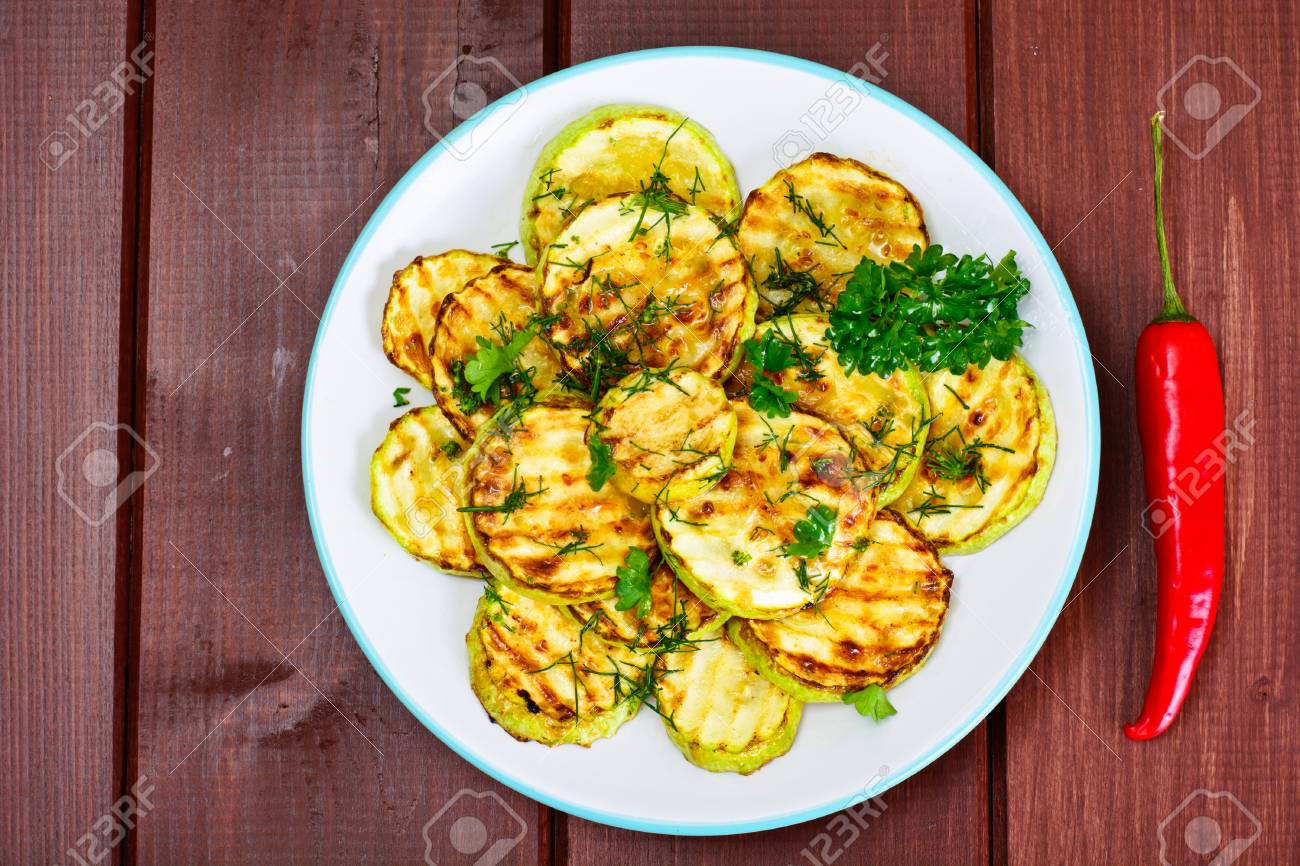 Zucchini grillé au fenouil sur fond de bois Studio Photo Zucchini grillé au fenouil sur fond de bois Studio Photo
