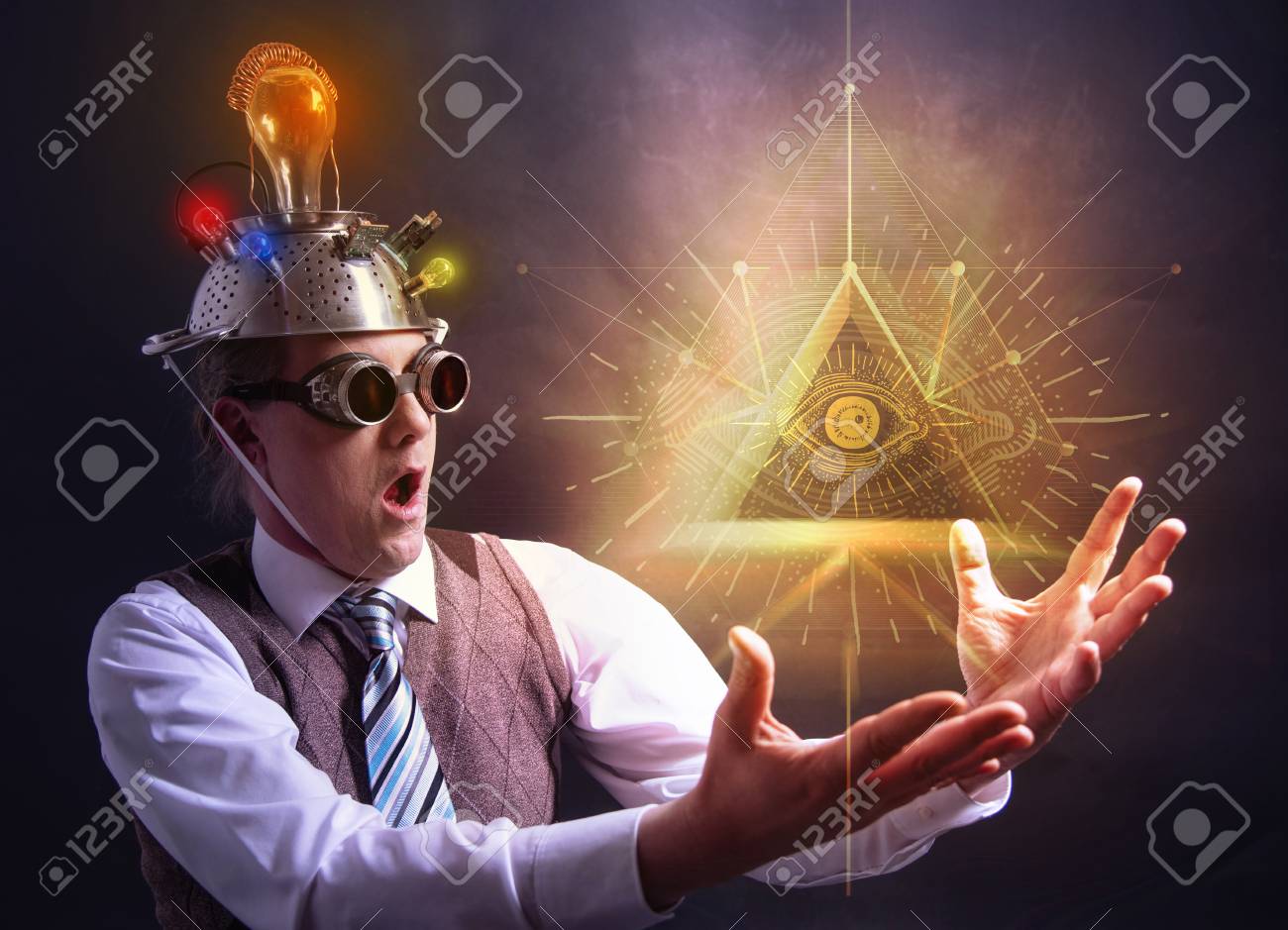 알루미늄 호일 헤드와 일루미나티 기호가 있는 정장을 입은 혼란스러워 보이는 음모론자 로열티 무료 사진, 그림, 이미지 그리고  스톡포토그래피. Image 119481934