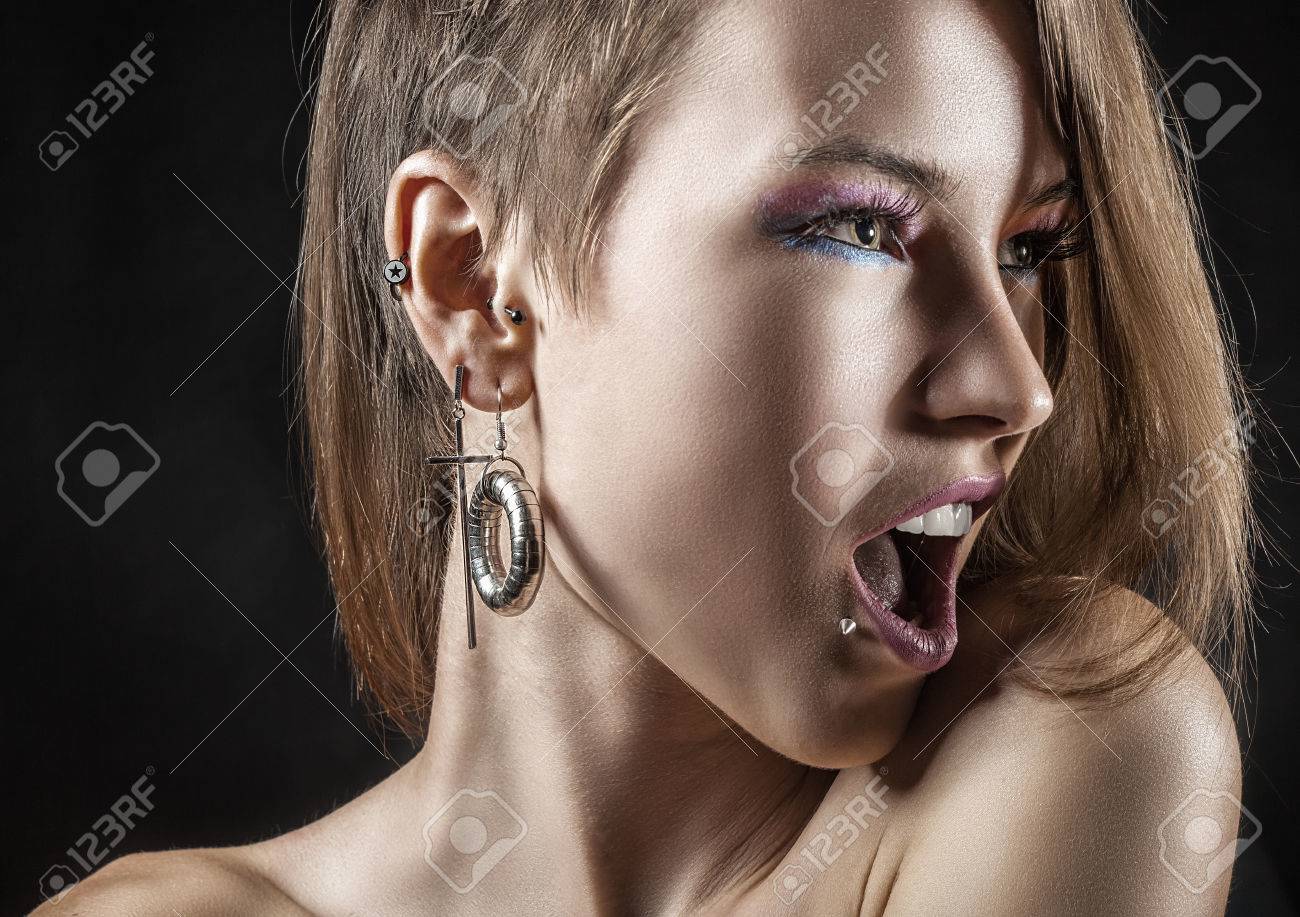 黒の背景にピアスとセクシーな女の子の肖像画 の写真素材 画像素材 Image