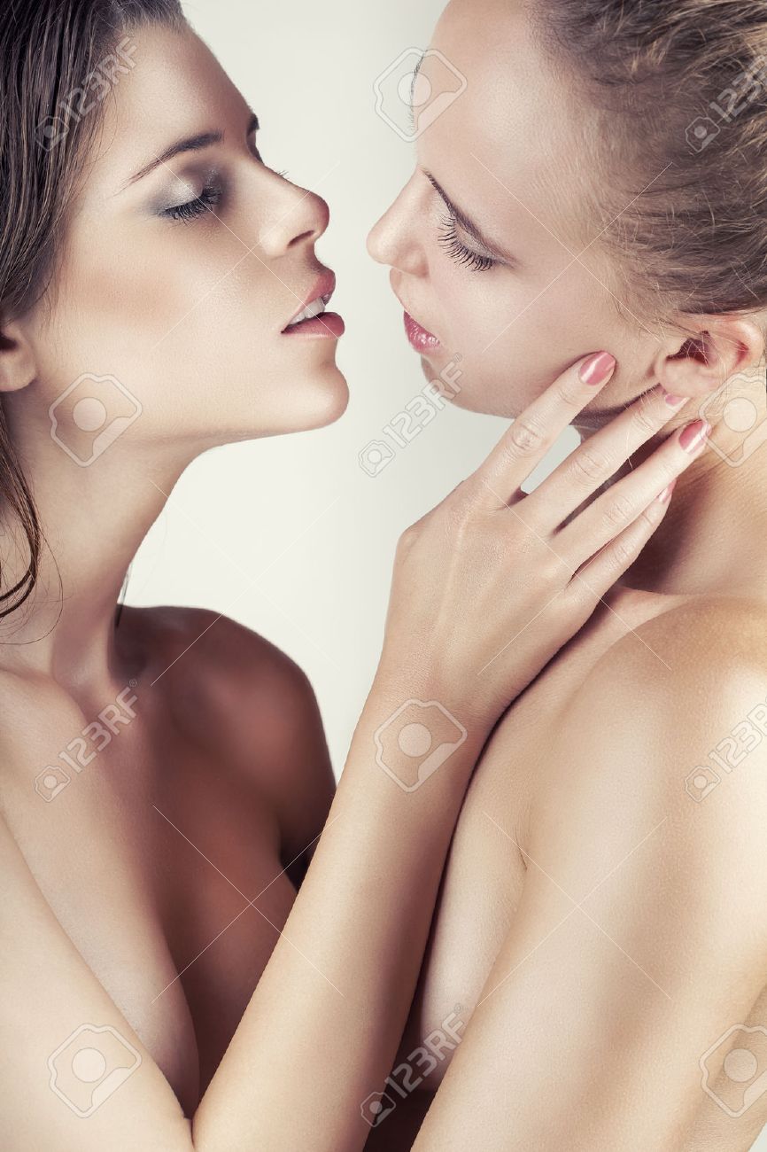 きれいなレズ画像 クローズ アップの美しいレズビアンのカップルを白い背景の上の唇にキスの写真素材・画像素材 Image 62966969