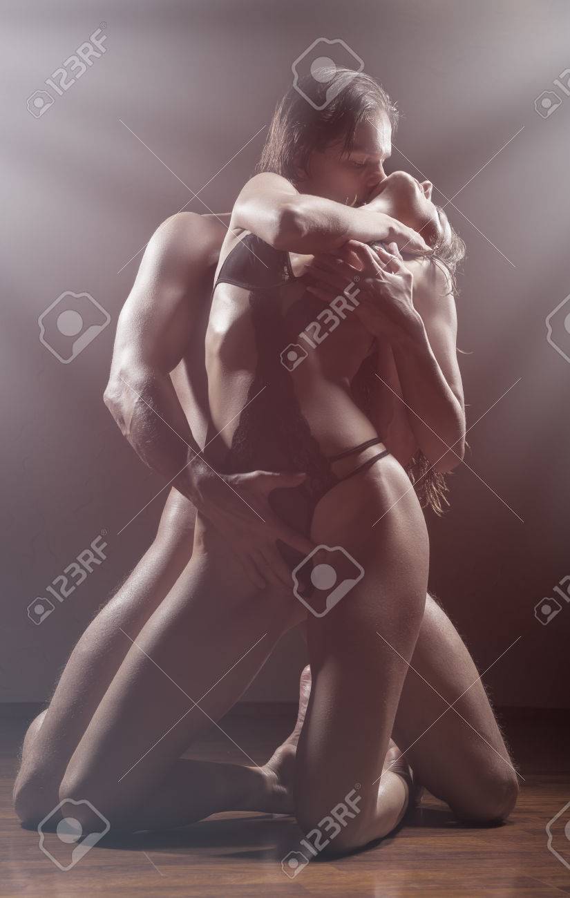 Beau Couple Passionné Fait Lamour Sur Le Sol. Couple Sexy Banque DImages  et Photos Libres De Droits. Image 85493872