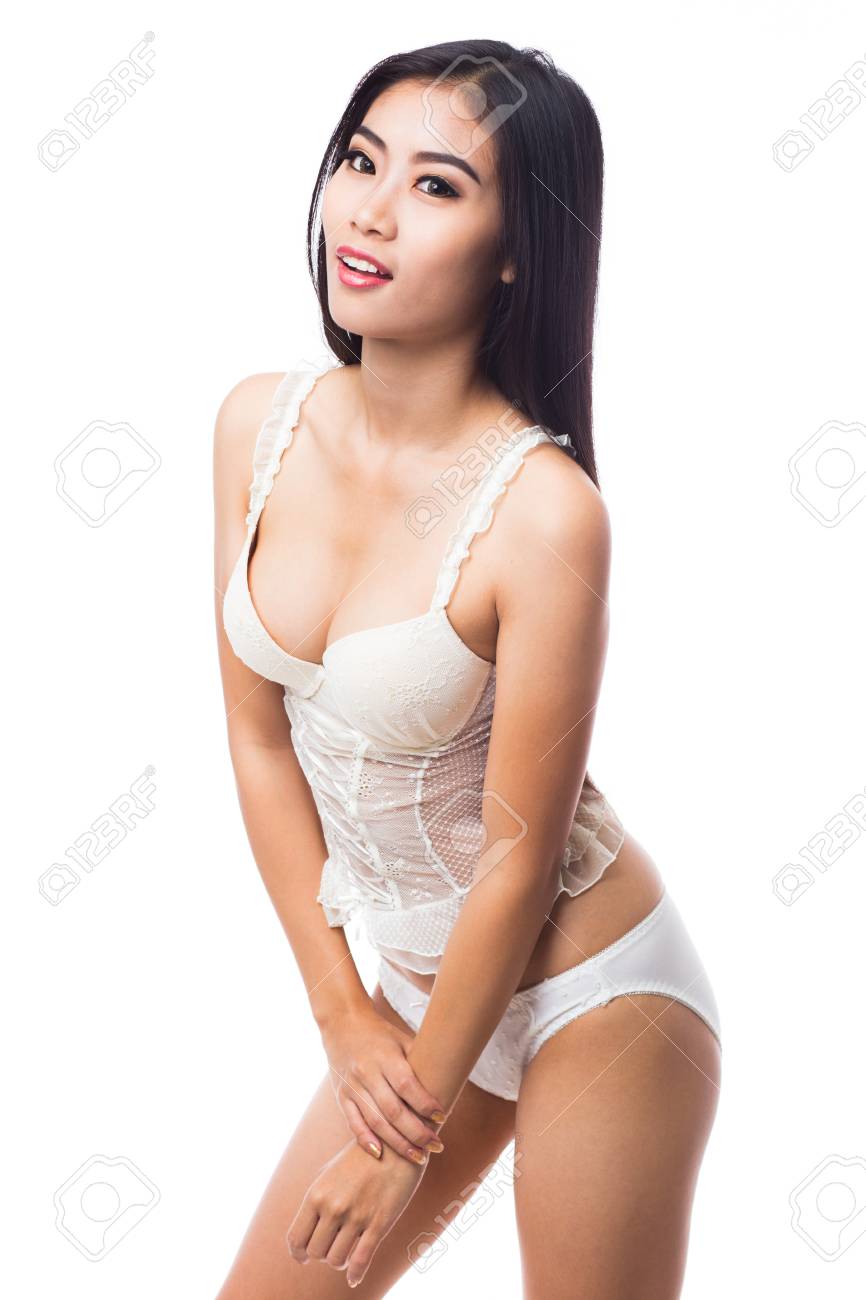Mujer Asiática Atractiva En Ropa Blanco Sobre Fondo Fotos, Retratos, Imágenes Y Fotografía De Archivo Libres De Derecho. Image