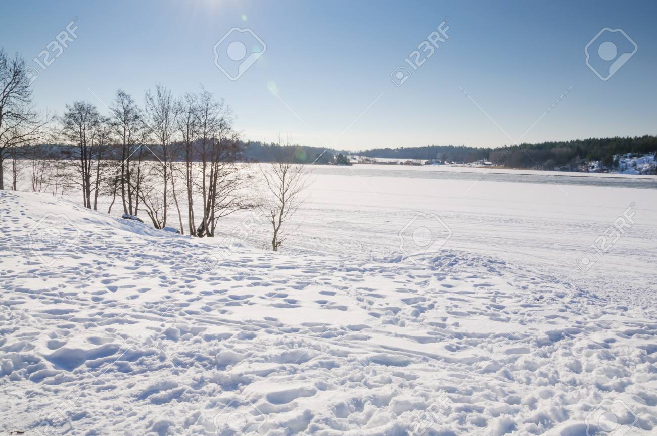 Paysage De Neige Au Bord Du Lac Neige La Glace Et Le Soleil Fevrier Par Le Lac Malaren Stockholm Suede Banque D Images Et Photos Libres De Droits Image