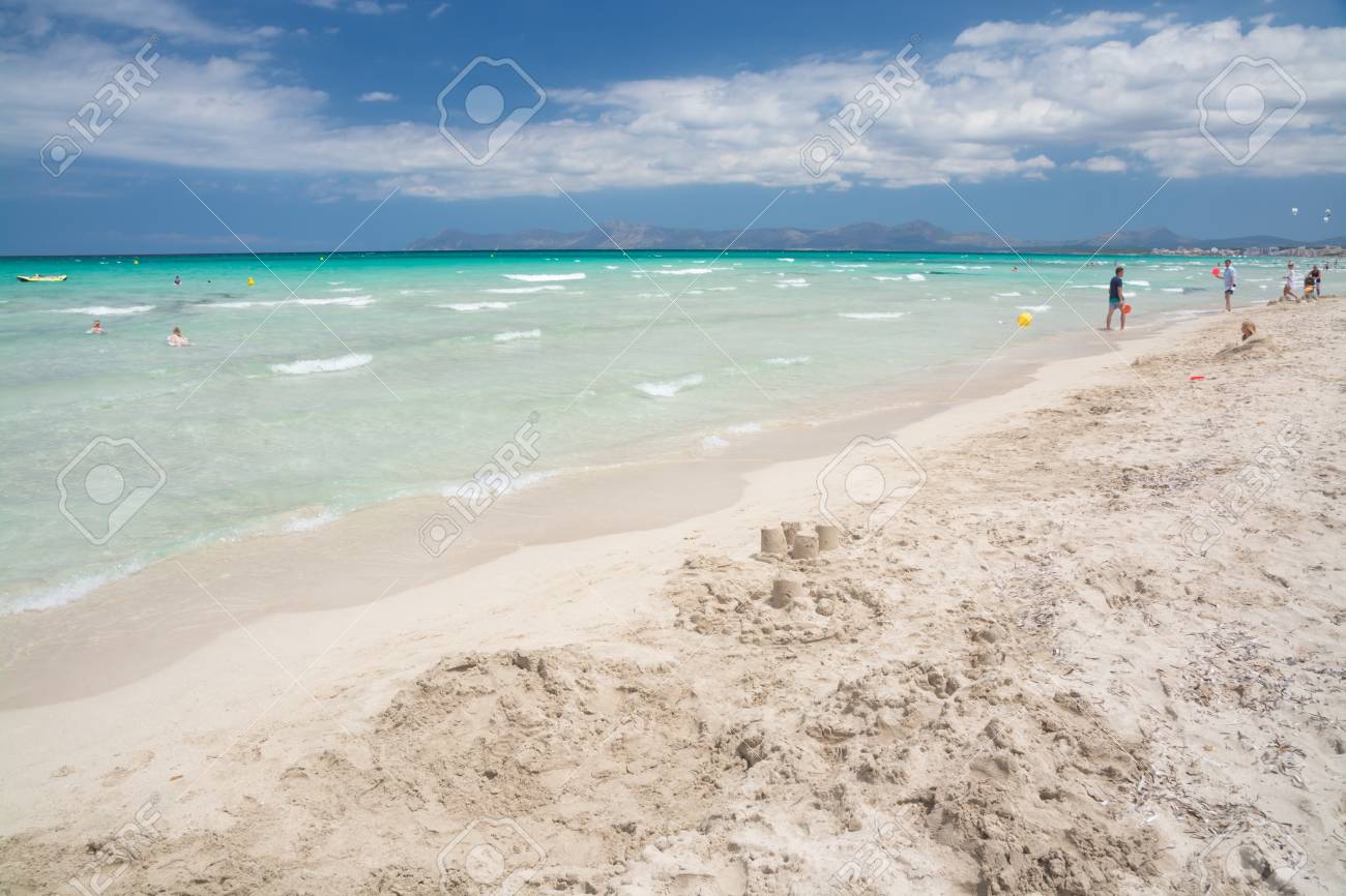 Vaste Plage De Sable Fin Avec Des Cristaux Démeraude De Leau Claire Playa De Muro Majorque Iles Baléares Espagne