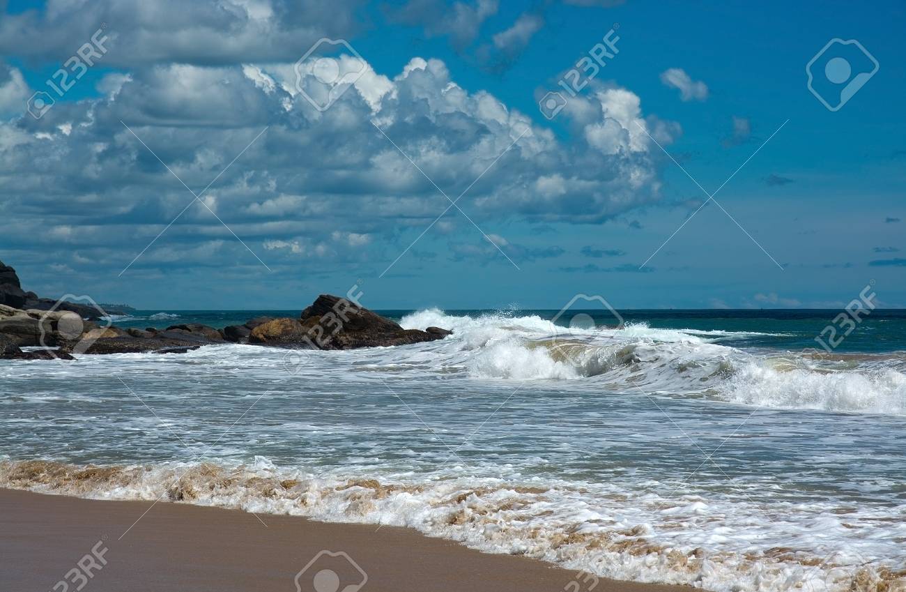 Belles Vagues Sur La Plage Paradisiaque Dans La Province Du Sud Sri Lanka En Asie En Décembre