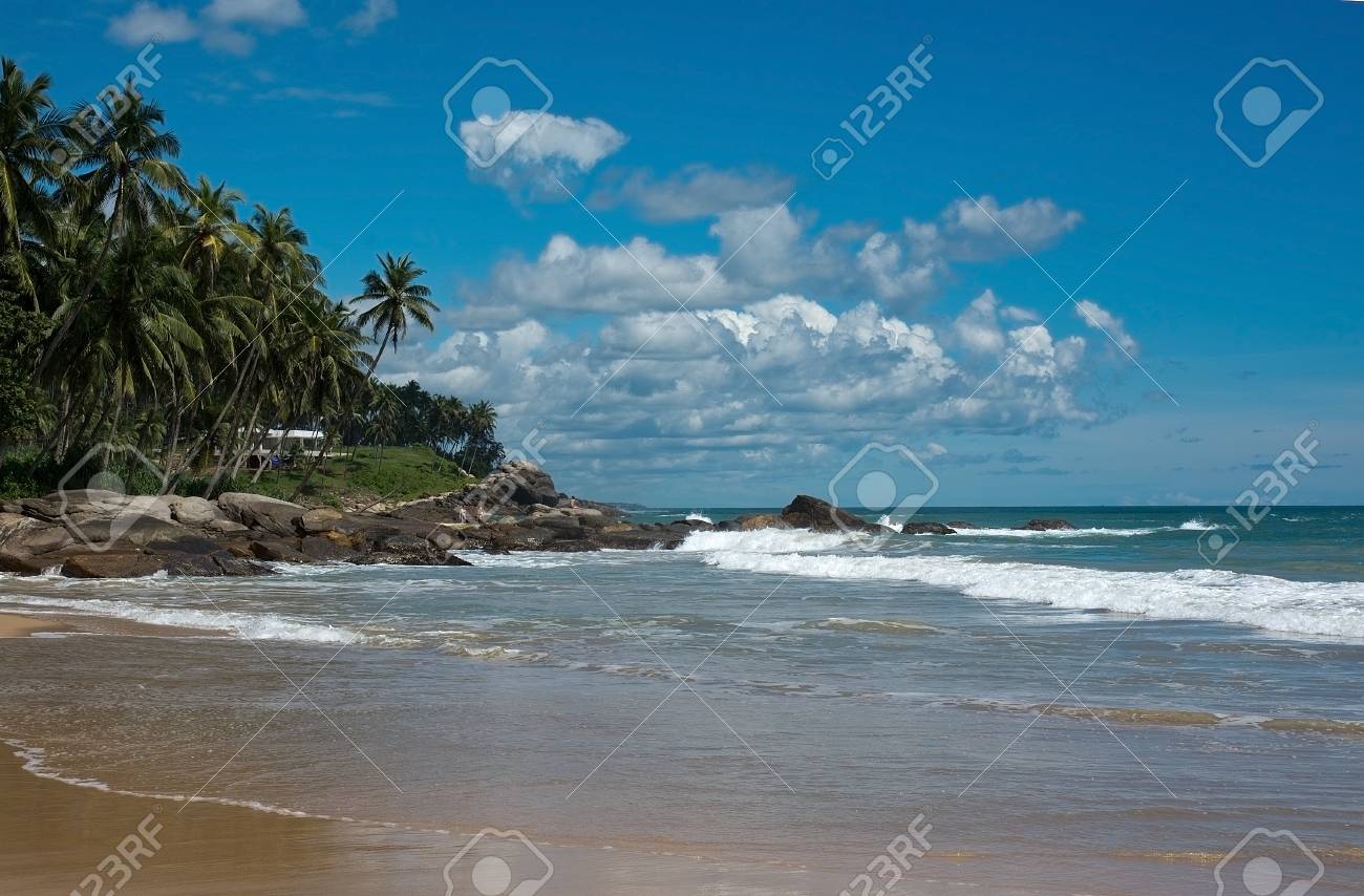 Belles Vagues Sur La Plage Paradisiaque Dans La Province Du Sud Sri Lanka En Asie En Décembre