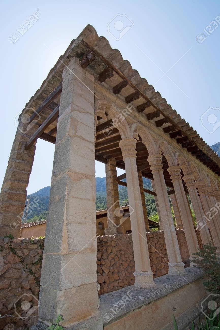 モナスティールにあるミラマー マヨルカ島 バレアレス諸島 スペイン 15 年 7 月 24 日 修道院の石の詳細は 7 月にマヨルカ島 バレアレス諸島 スペインの 15 年 7 月 24 日に建物アーチします の写真素材 画像素材 Image