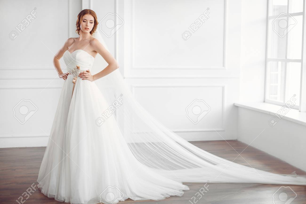 Novia En Vestido Blanco Y Vestido Largo Vestido De Novia Joven Posando Vestido Magnífico En Blanco Interior De La Boda Interior - Ventana Grande En Toda La Longitud Fotos, Retratos, Imágenes Y Novia En Vestido Blanco Y Vestido Largo Vestido De Novia Joven Posando Vestido Magnífico En Blanco Interior De La Boda Interior - Ventana Grande En Toda La Longitud Fotos, Retratos, Imágenes Y