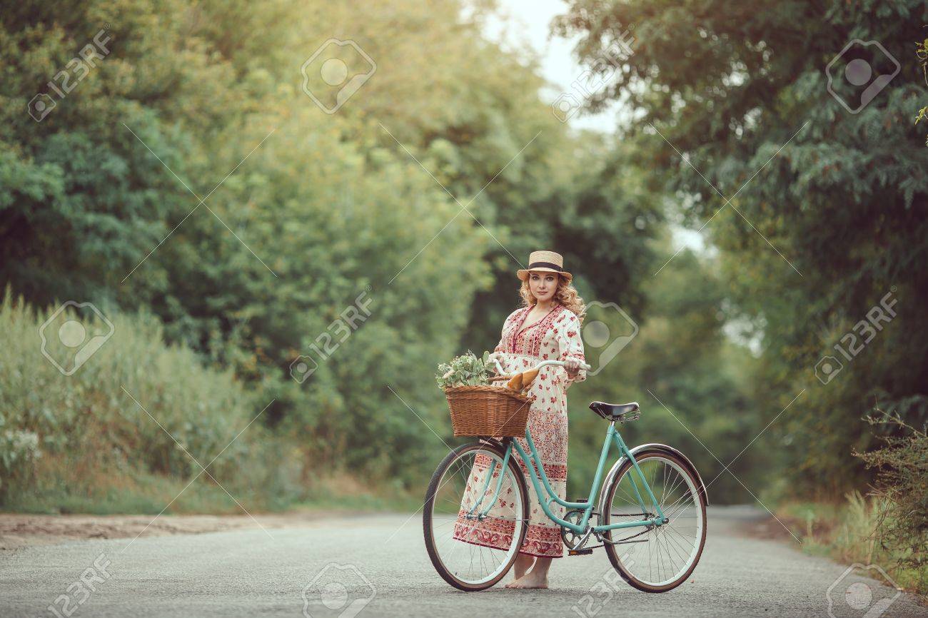 Schwangere Madchen Retro Franzosisch Stil Mit Dem Fahrrad Auf Einer Forststrasse Schone Schwangerschaft Konzept Blonde Gluckliche Frau Mit Dem Lockigen Haare Auf Der Natur Hintergrund Lizenzfreie Fotos Bilder Und Stock Fotografie Image 71275880