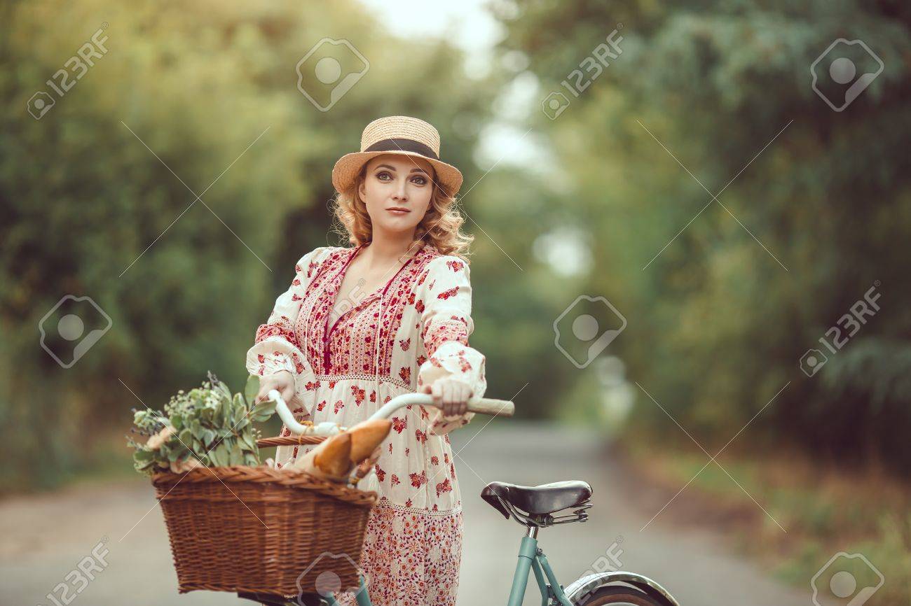 Schwangere Madchen Retro Franzosisch Stil Mit Dem Fahrrad Auf Einer Forststrasse Schone Schwangerschaft Konzept Blonde Gluckliche Frau Mit Dem Lockigen Haare Auf Der Natur Hintergrund Lizenzfreie Fotos Bilder Und Stock Fotografie Image 71298383