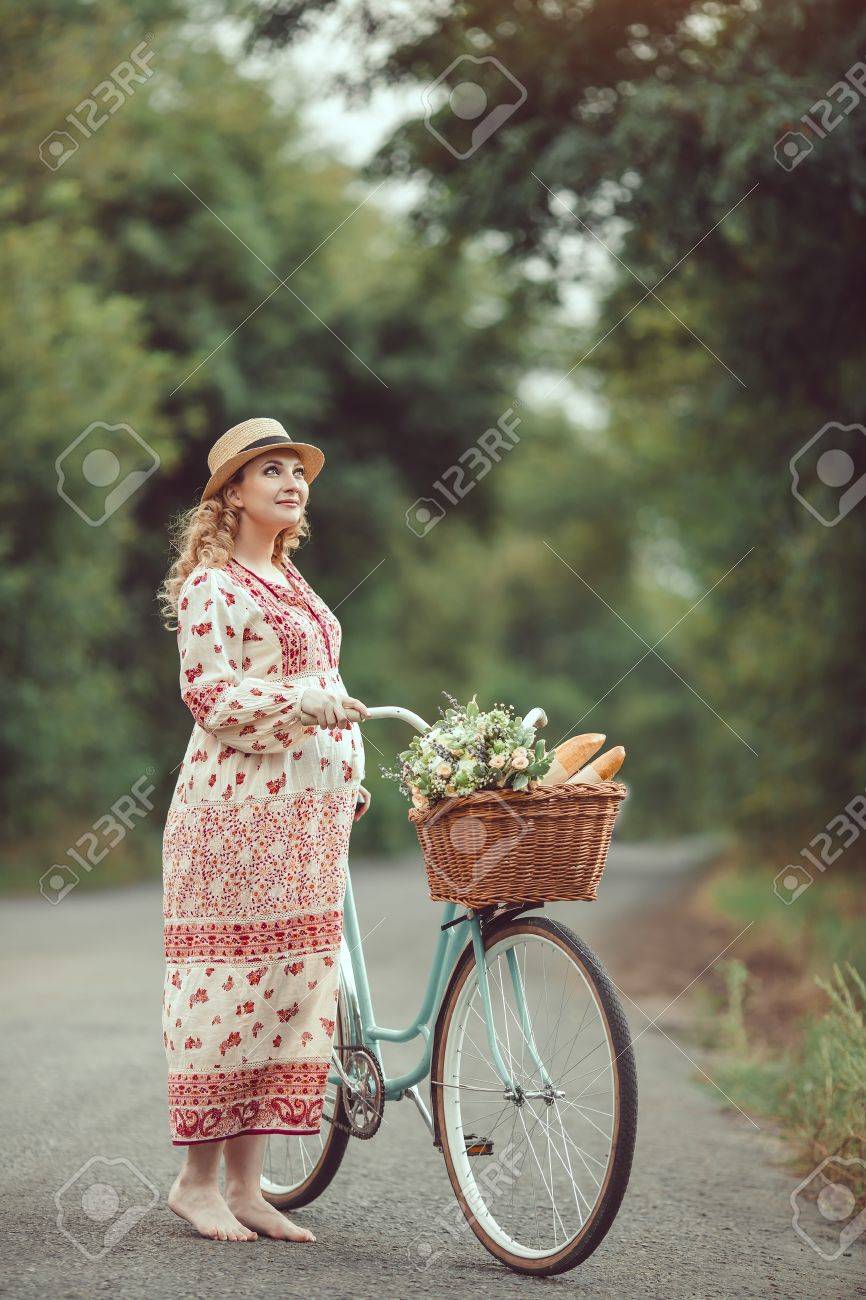 Schwangere Madchen Retro Franzosisch Stil Mit Dem Fahrrad Auf Einer Forststrasse Schone Schwangerschaft Konzept Blonde Gluckliche Frau Mit Dem Lockigen Haare Auf Der Natur Hintergrund Lizenzfreie Fotos Bilder Und Stock Fotografie Image 71325469