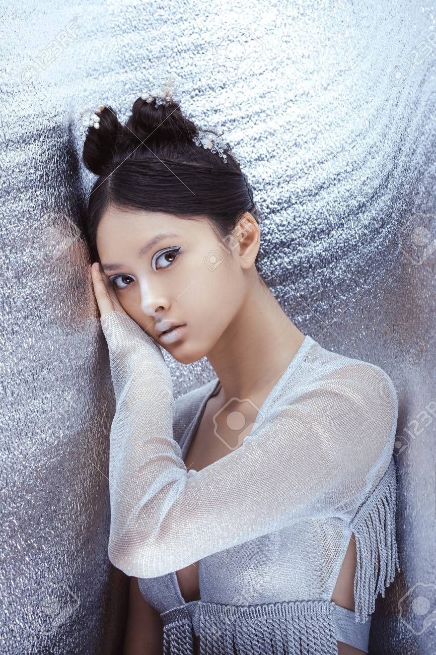 創造的な芸術のメイクアップやヘアスタイル アジアの若い女性の肖像画 概念的な髪型とメイク銀背景にカメラ目線で都市服を銀の美しい若いモデル日本スタイルの女の子 の写真素材 画像素材 Image
