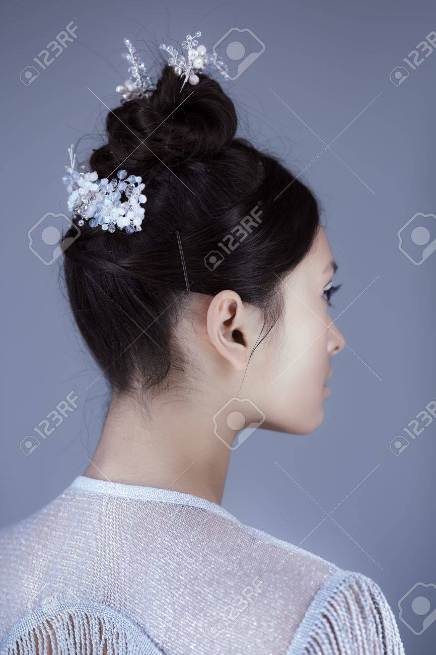 未来的な若い女性のプロフィール 概念的なヘアスタイルとメイクアップ青いコピー スペースの背景に都市銀の服の美しい若い多民族アジア白人モデルの女の子 側面図です の写真素材 画像素材 Image