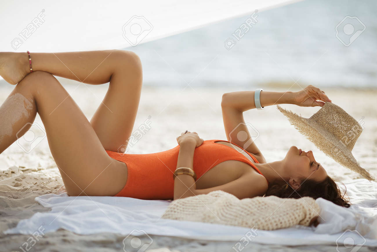 日焼けビキニ 夏の海の休暇中にビーチで日焼けビキニの女性。の写真素材・画像素材 Image 168604641