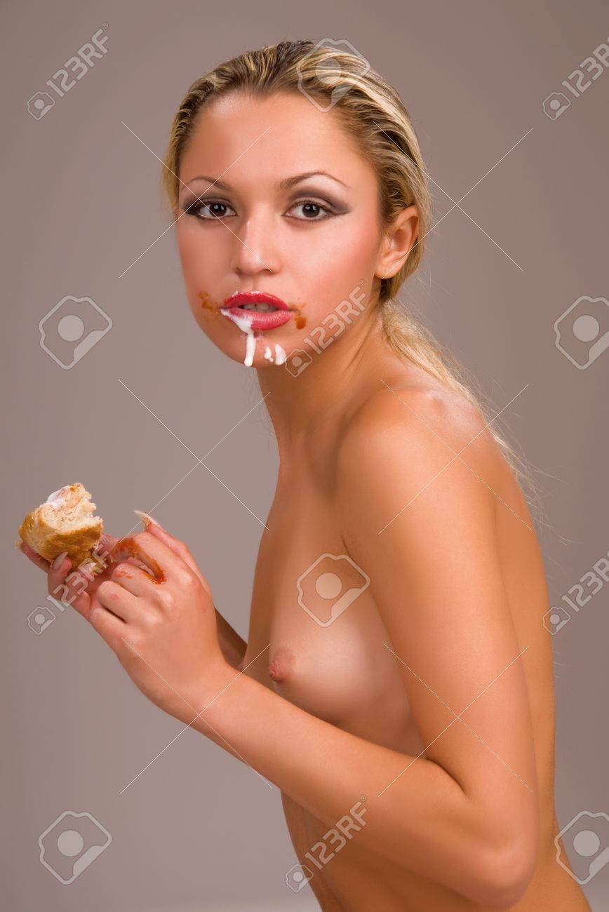 白人　着衣と裸ギャップ ハンバーガーを食べて美しい裸の女性の写真素材・画像素材 Image 8006764