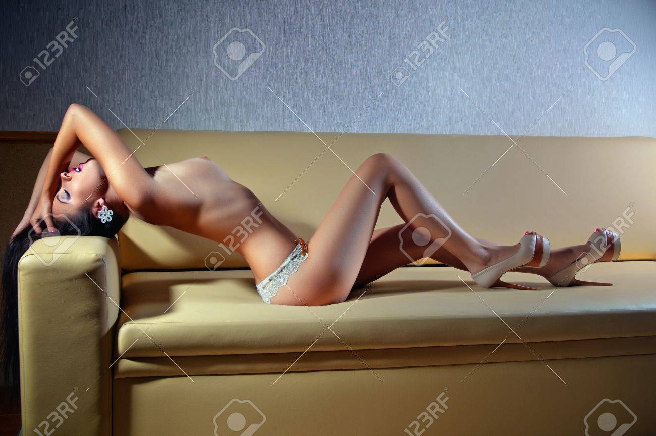 Der Junge Ist Zu Beneiden, Mit Gleich Zwei Nackten Mädchen Auf Seiner Couch. Der Junge Ist Zu Beneiden, Mit Gleich Zwei Nackten Mädchen Auf Seiner Couch.