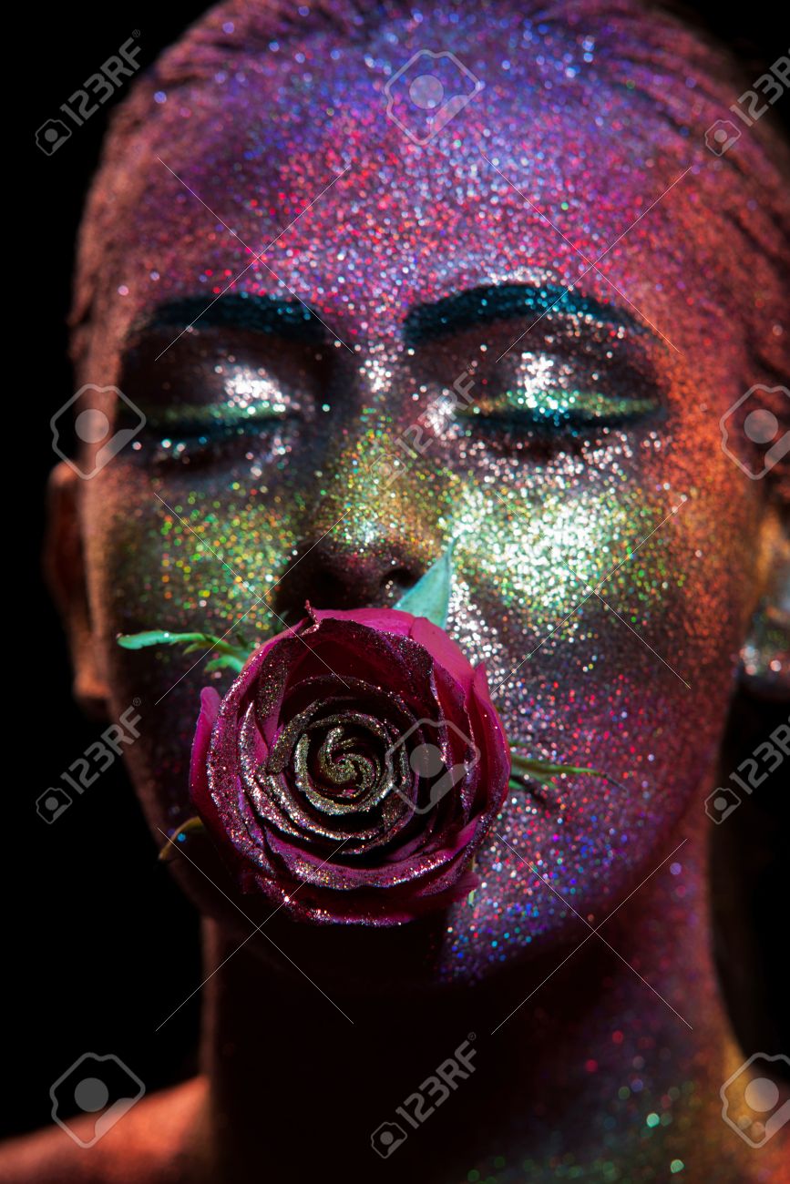 キラキラメイク黒の背景に美しい女性の顔が 創造的な現代的なデザイン の写真素材 画像素材 Image
