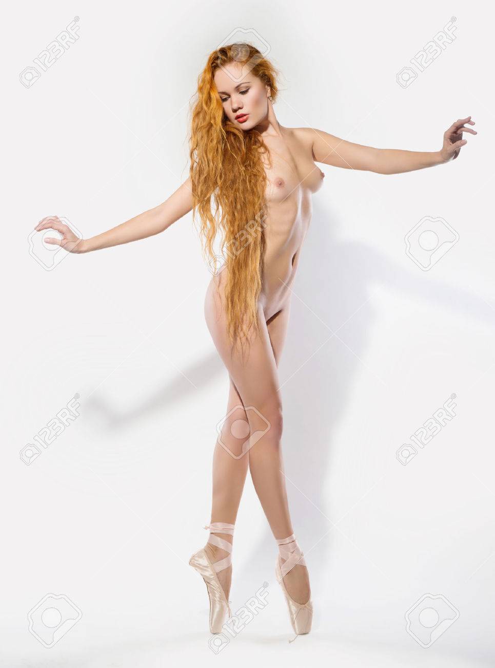 Nackte Frau Tanzen. An Den Füßen Tragen Ballett-Schuhe. Lizenzfreie Fotos,  Bilder und Stock Fotografie. Image 28912988.