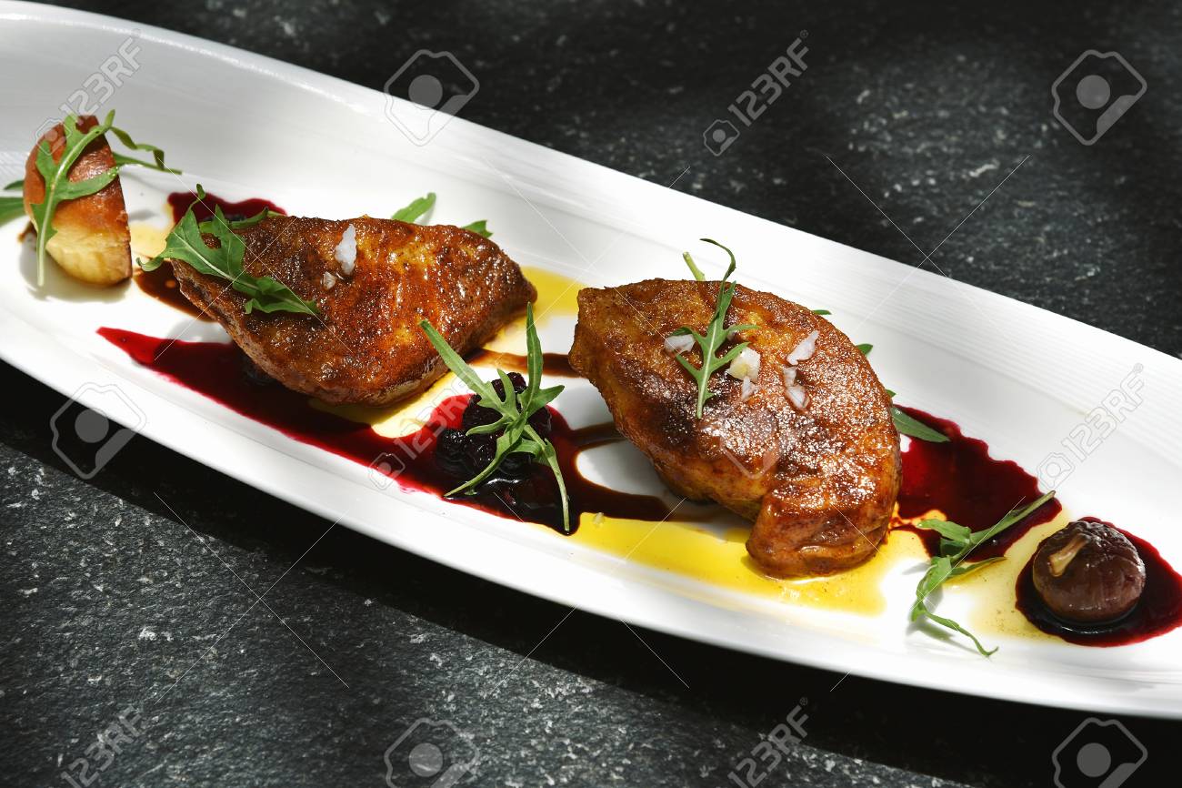 Foie Gras Grille Servi Avec Sauce Aux Baies Rouges Et Chataigne Banque D Images Et Photos Libres De Droits Image