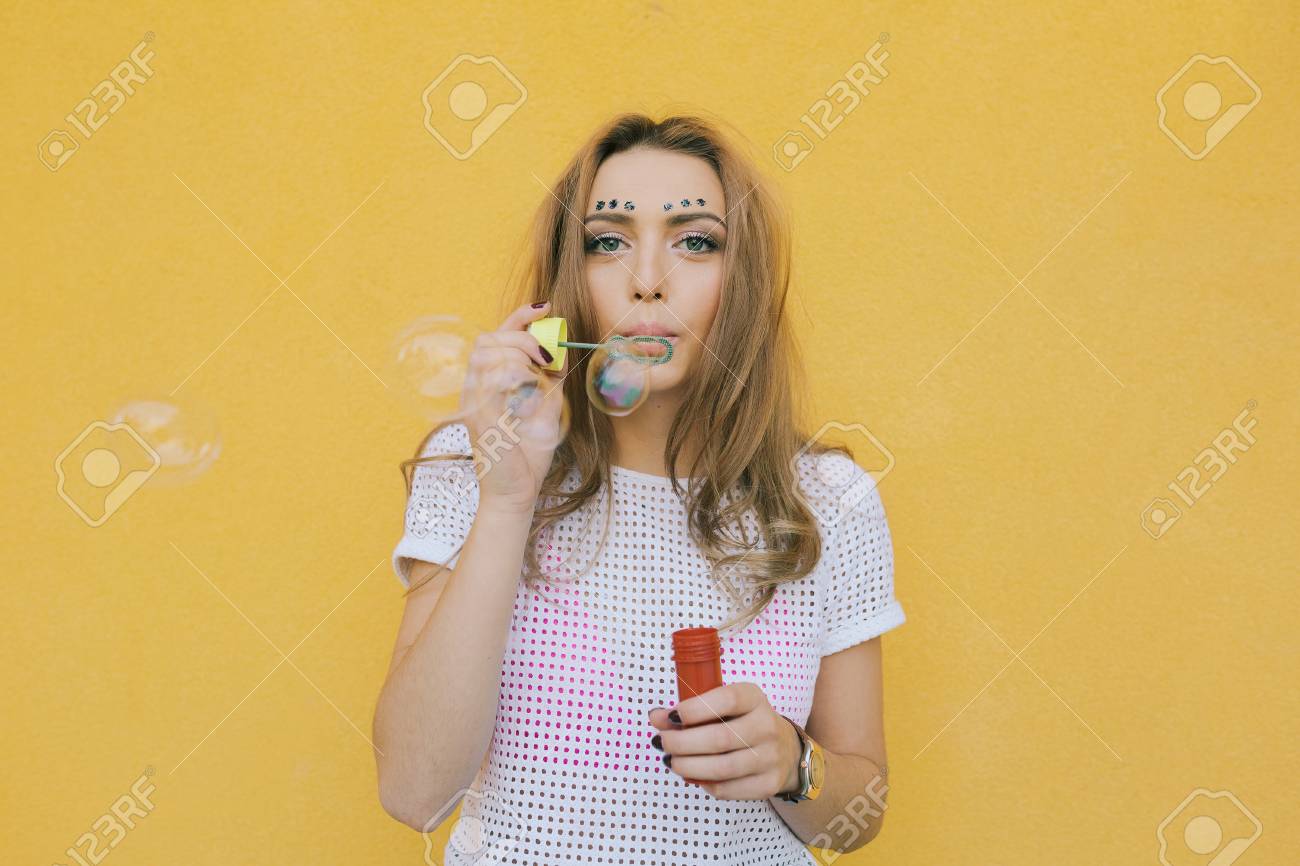 黄色の壁の背景に魅力的なかわいい十代の少女は シャボン玉を作る の写真素材 画像素材 Image 黄色の壁の背景に魅力的なかわいい十代の少女は シャボン玉を作る の写真素材 画像素材 Image